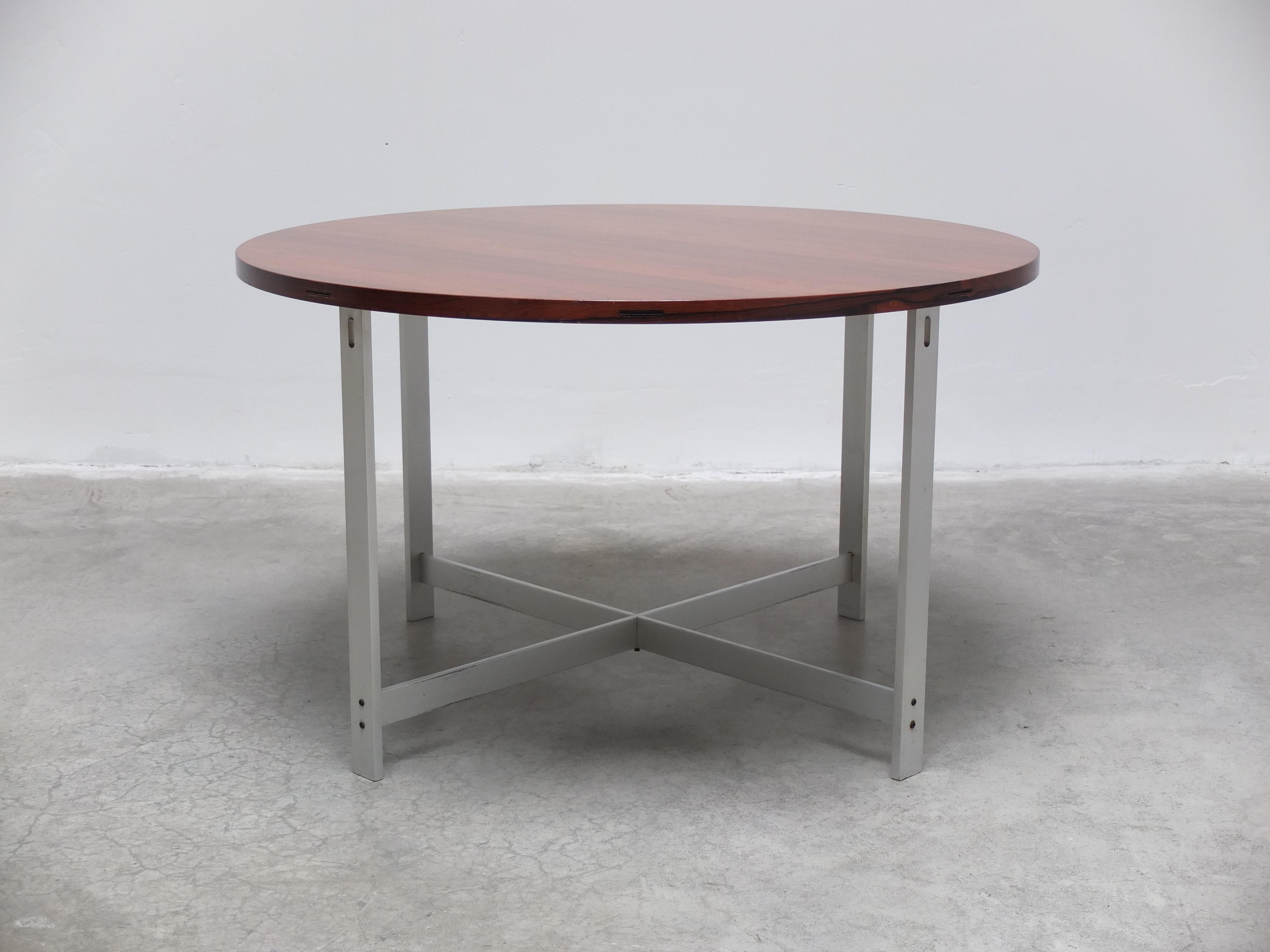 Amazing dining set designed by Jørgen Høj for Niels Vitsøe in 1962. Featuring a round ‘Model 54’ table with brushed aluminum cross-legs. Extendable from ø 115cm to a whopping ø 175cm thanks to four leafs in white laminate that are connected in an