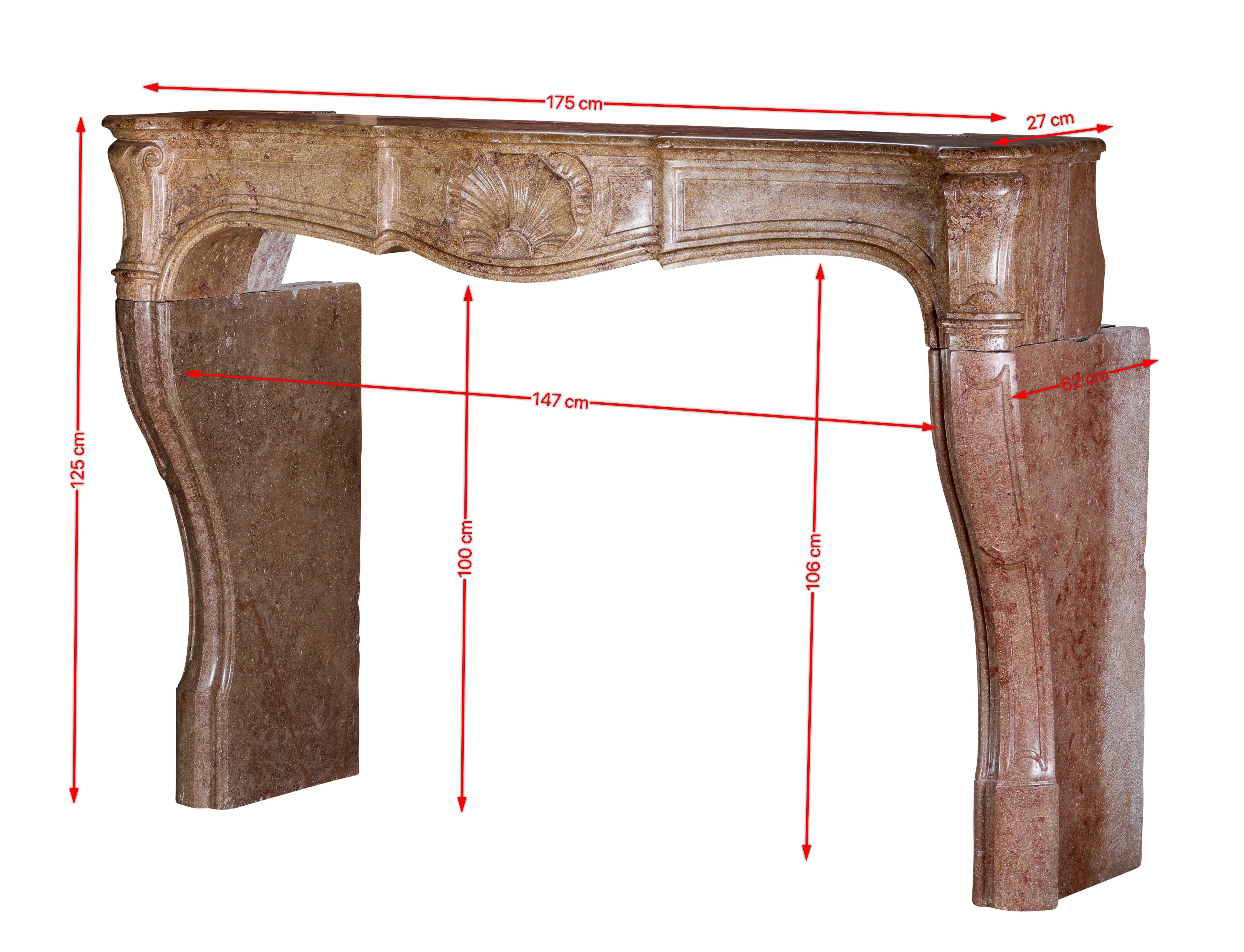 Questa cornice per caminetto Luigi XV francese di qualità museale, realizzata intorno alla metà del XVIII secolo, è un vero e proprio oggetto da collezione e un capolavoro di raffinata estetica Rococo.
Scolpito in una ricca pietra di marmo rosso