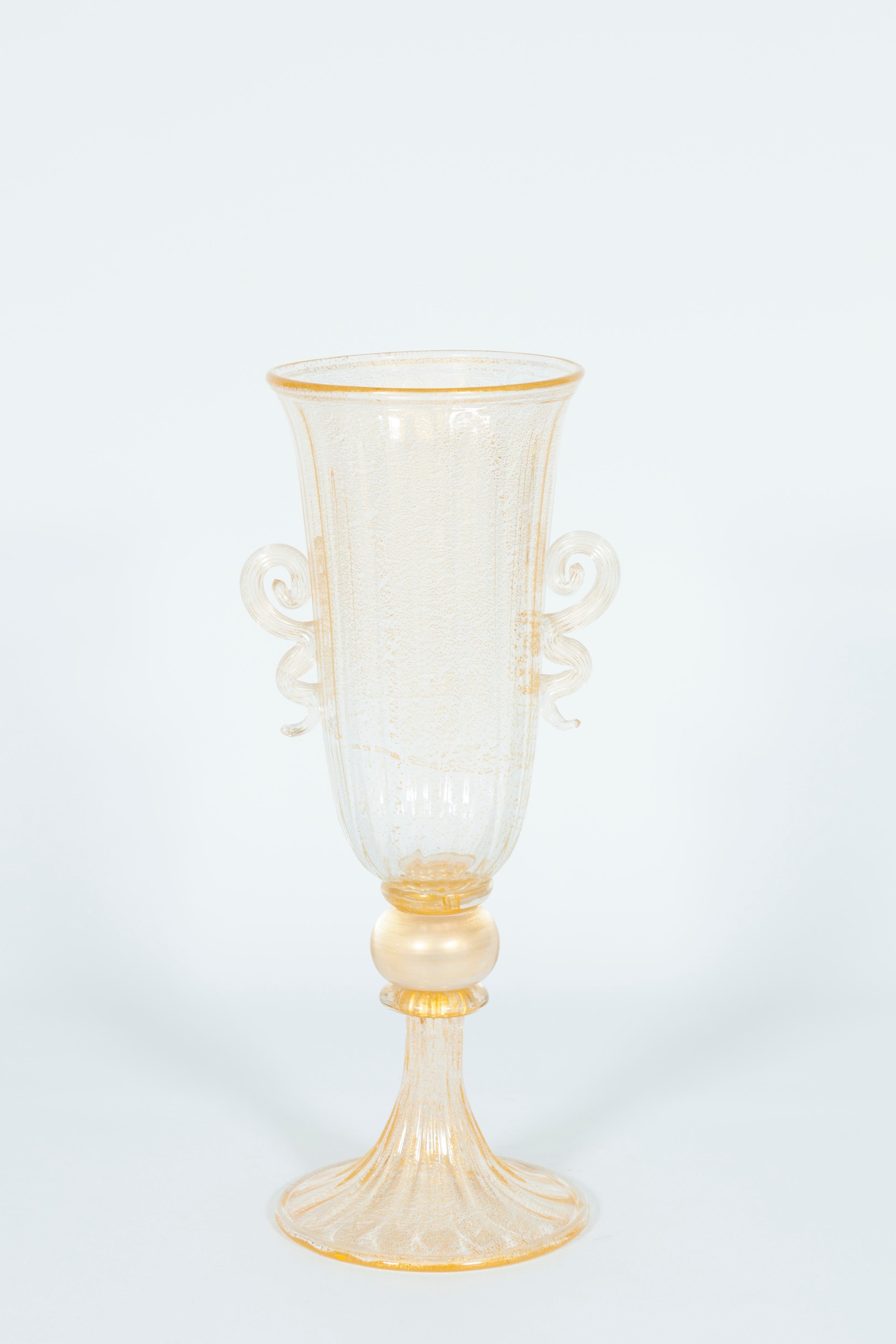 Gobelet haut de gamme en verre de Murano avec couvercle et finitions dorées, Italie, années 1960 en vente 2
