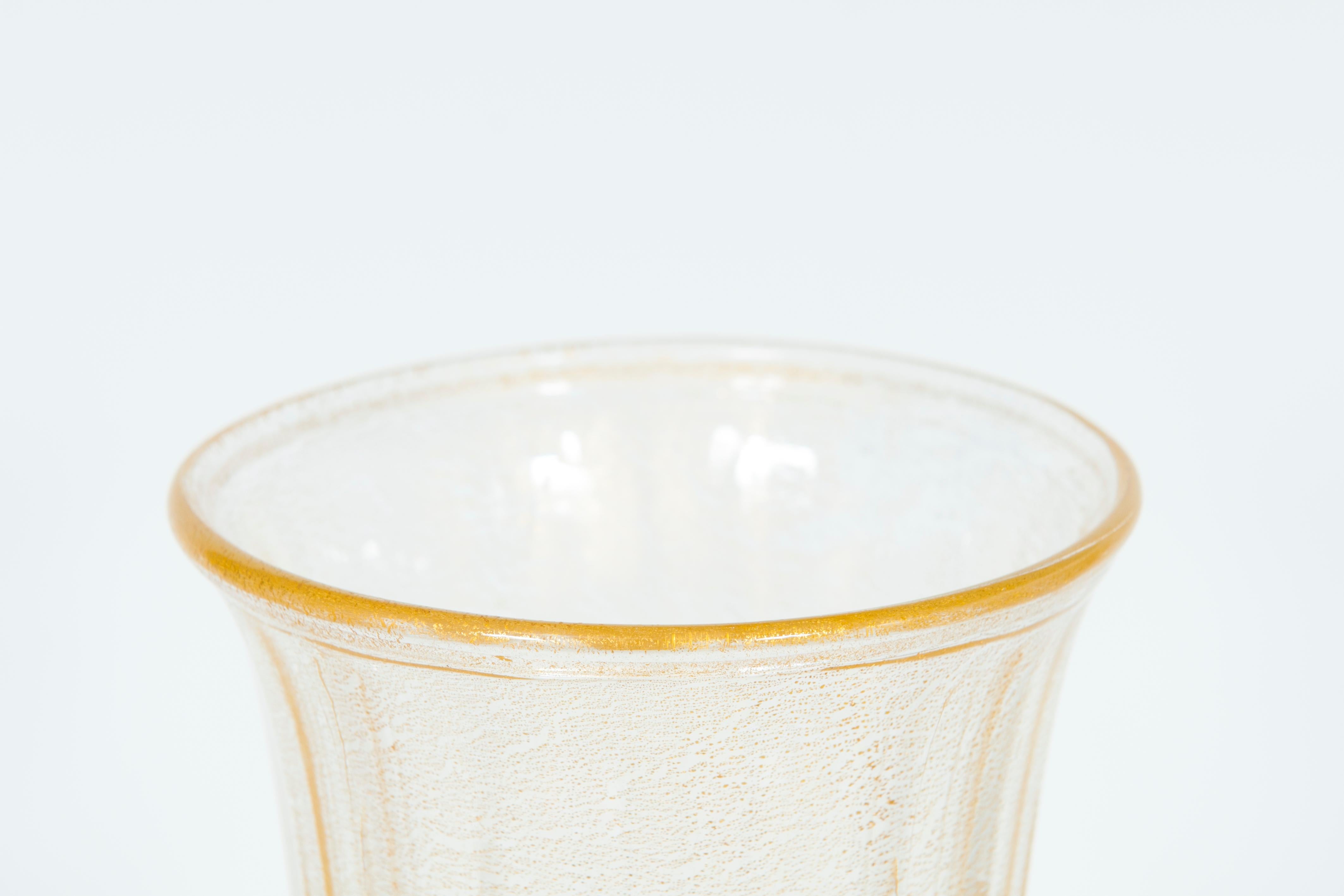 Gobelet haut de gamme en verre de Murano avec couvercle et finitions dorées, Italie, années 1960 en vente 3