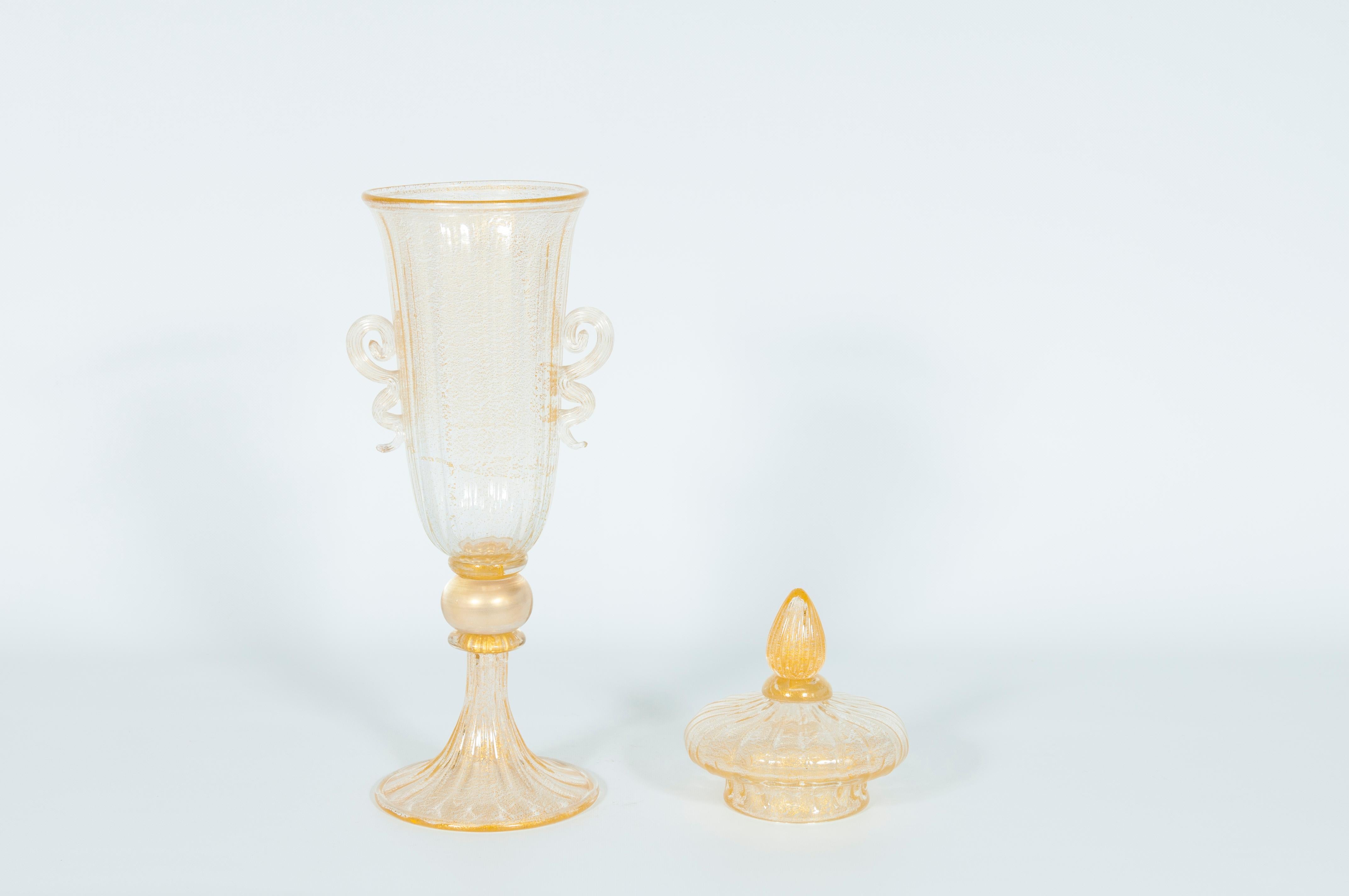 Gobelet haut de gamme en verre de Murano avec couvercle et finitions dorées, Italie, années 1960 en vente 5