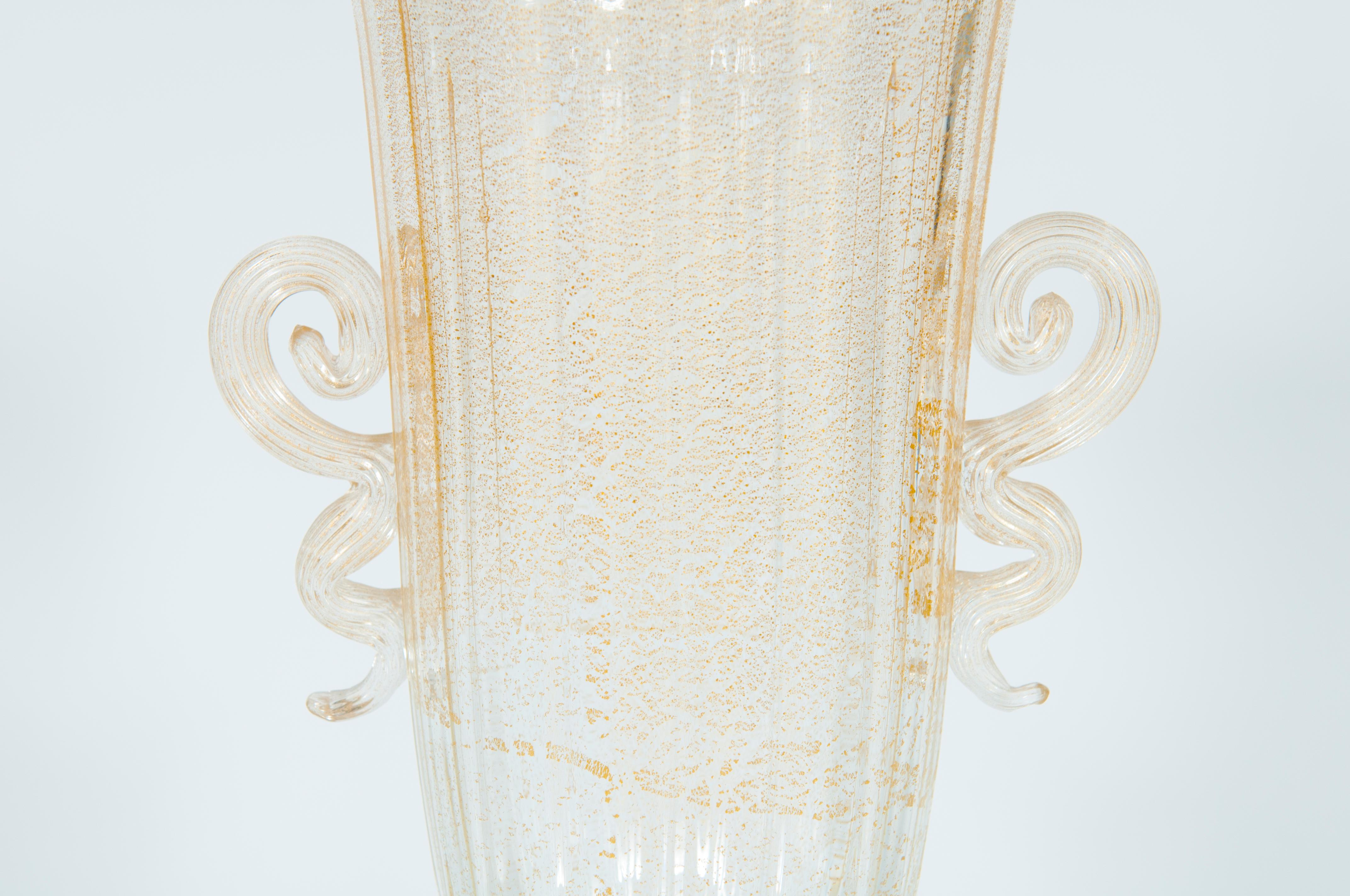 Gobelet haut de gamme en verre de Murano avec couvercle et finitions dorées, Italie, années 1960 en vente 1