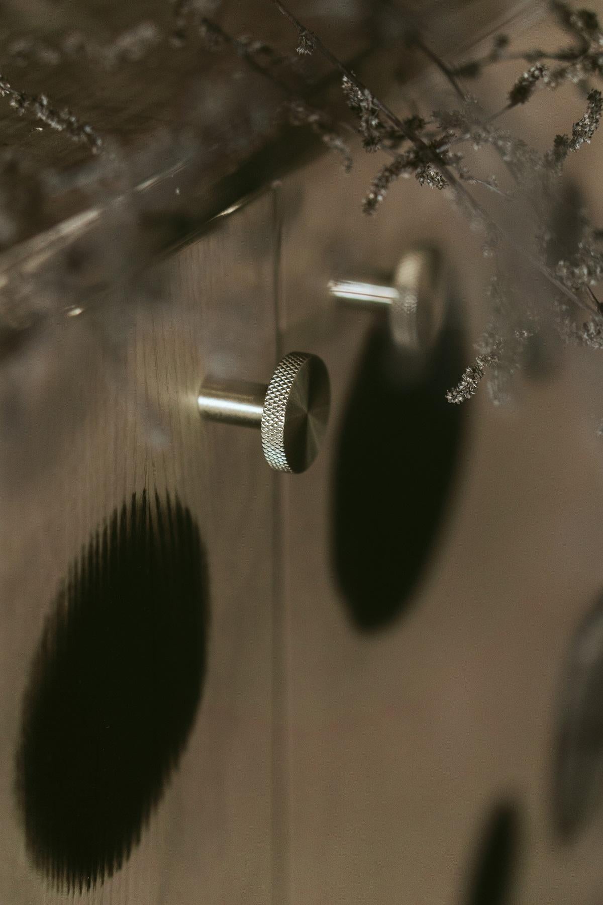 Hochwertige Sideboard Bugs aus Sperrholz mit Messingbeinen für ein helles, emotionales Interieur im Zustand „Neu“ im Angebot in Port Orchard, WA