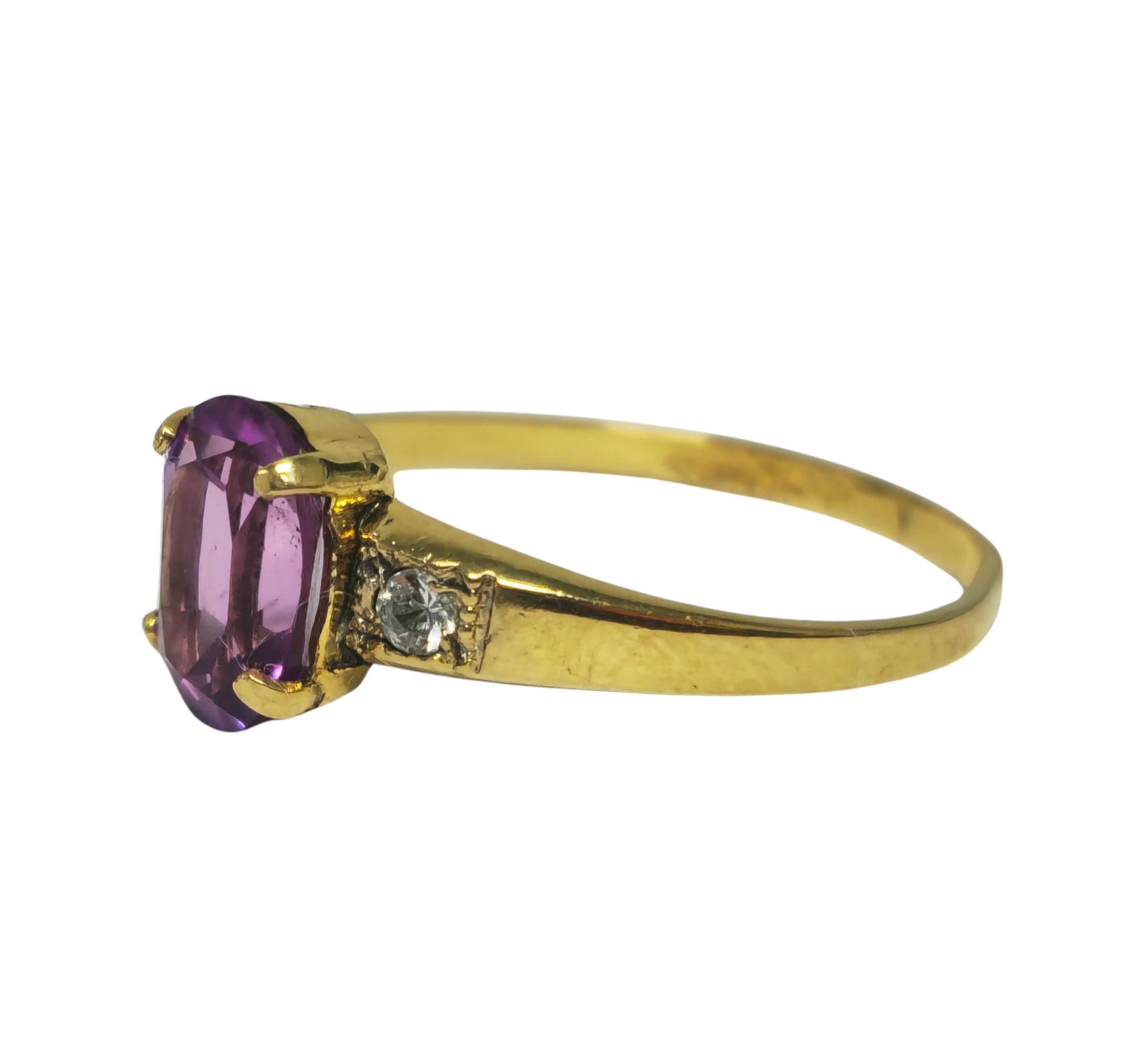 Elaborado en oro amarillo de 10 quilates, este cautivador anillo tiene como pieza central un zafiro rosa de 0,95 quilates, cuya elegancia natural se ve acentuada por su forma ovalada. Rodeándola hay diamantes de un total de 0,12 quilates, con