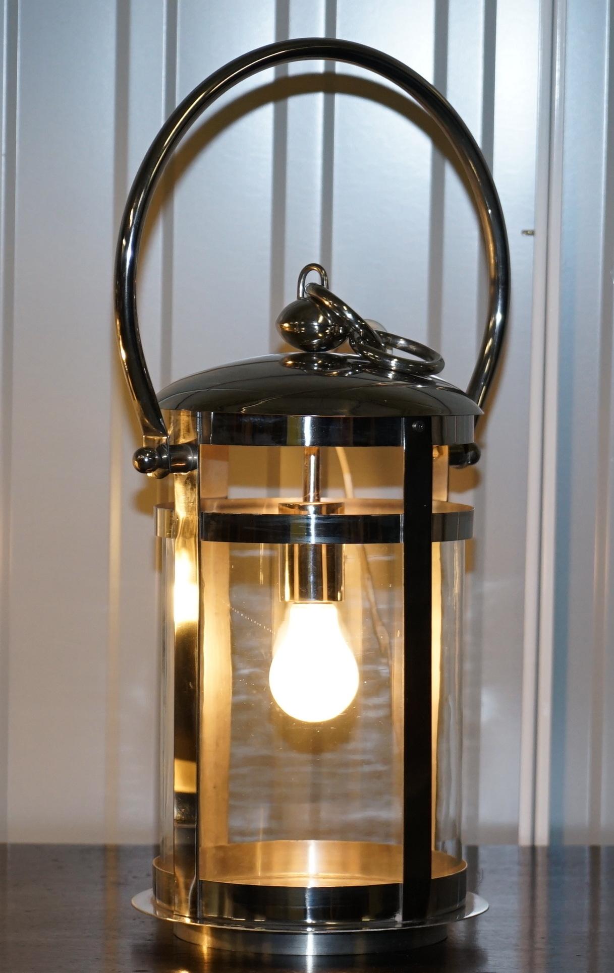 Nous sommes ravis d'offrir à la vente cette superbe paire de lanternes portables chromées avec deux abat-jours cylindriques en verre.

Il s'agit d'une paire de lanternes de qualité exceptionnelle et très haut de gamme fabriquée par les génies de