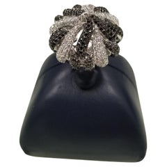 Bague en diamant noir et blanc haute couture