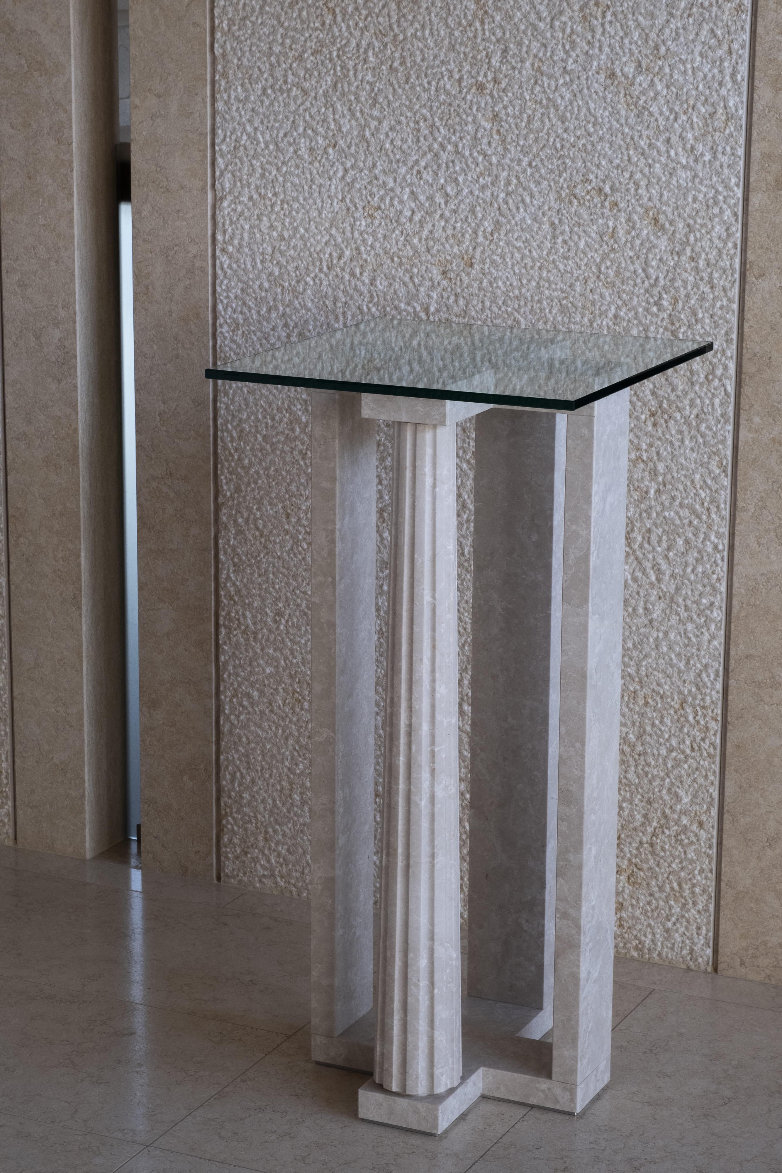 Intagliato a mano High Frame One, Tavolo classico in marmo Bianco Perla di Luca Scacchetti in vendita