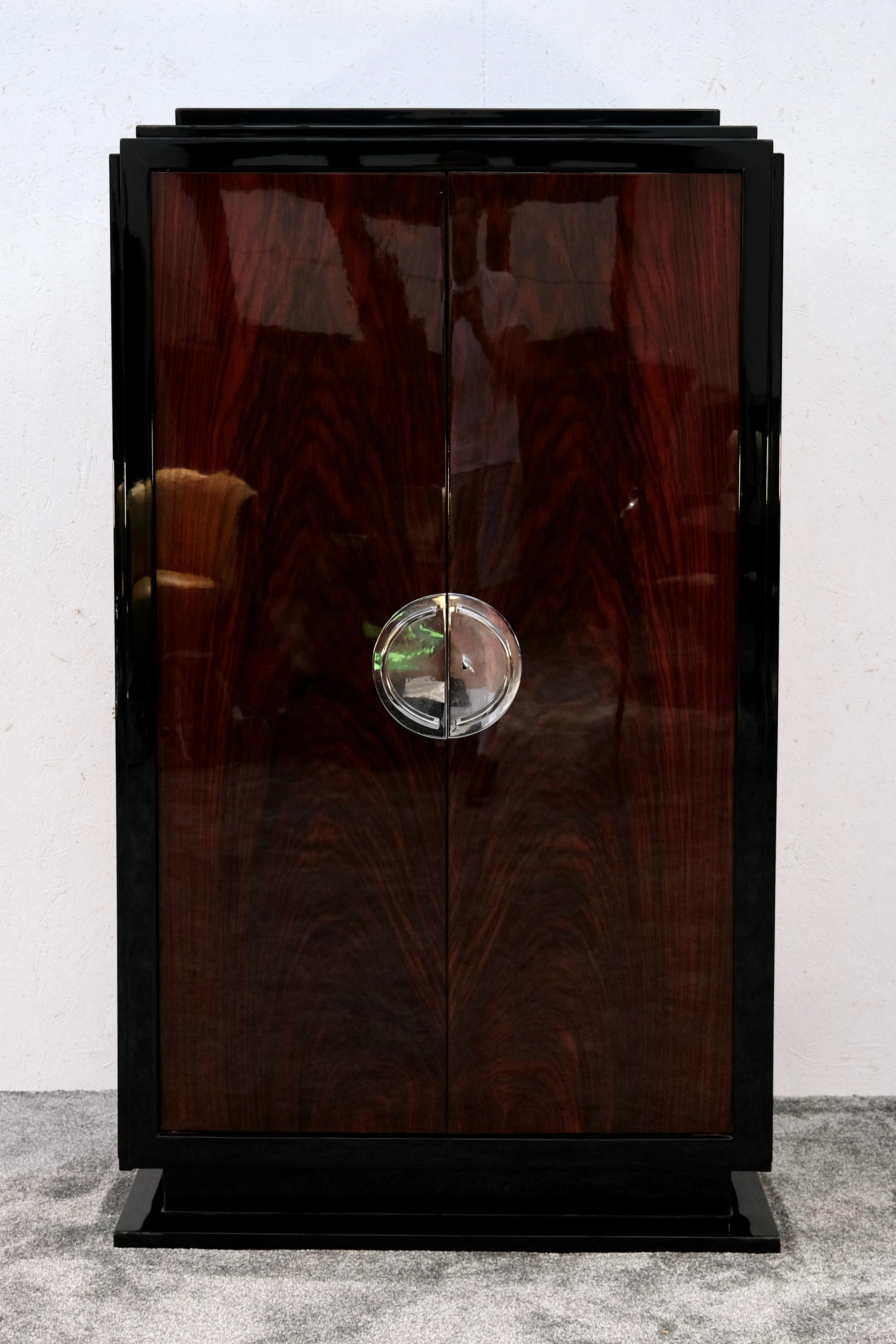 A timeless piece of French Art Deco design: This refined cabinet showcases clean lines, luxurious finishes, and elegant proportion. The doors are clad in real wood veneer, whose natural grain and depth are beautifully highlighted by a high-gloss