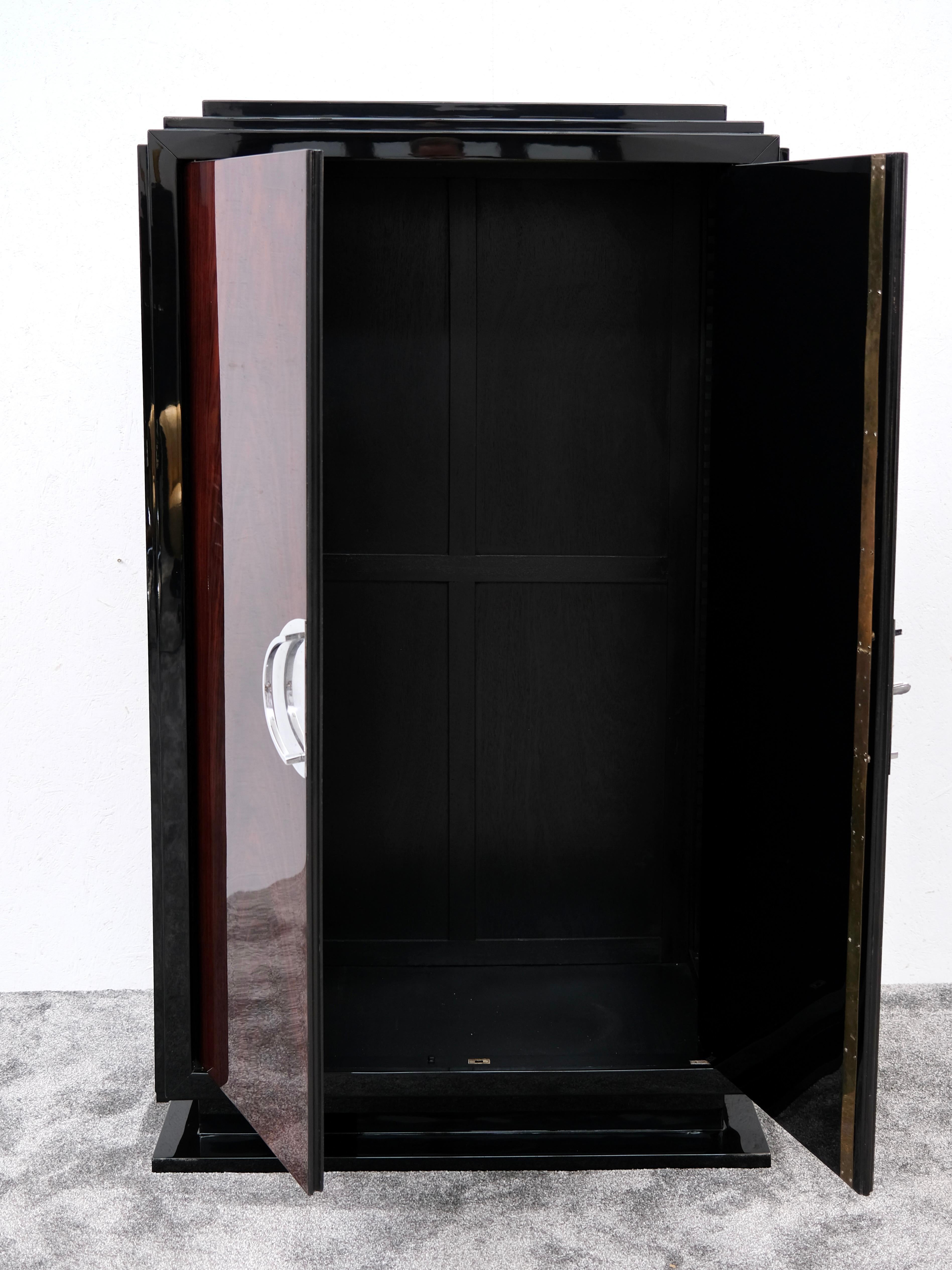 High-Gloss Art Deco Cabinet in Lacquer with Chrome Handle, France 1930s For Sale 1