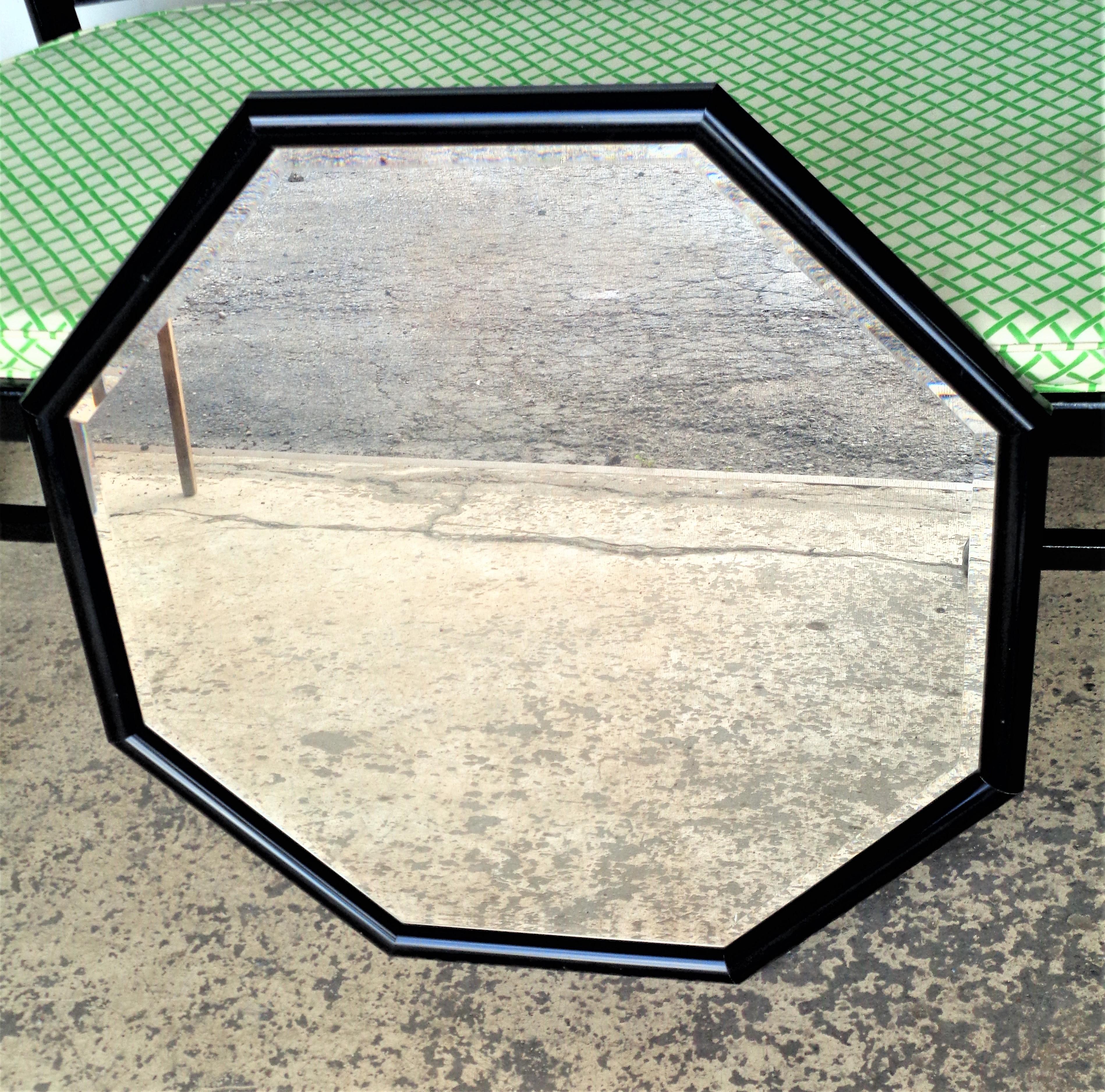 Miroir mural en verre biseauté à encadrement octogonal, recouvert d'acrylique noir brillant, vers les années 1970. Regardez toutes les photos et lisez le rapport de condition dans la section des commentaires.