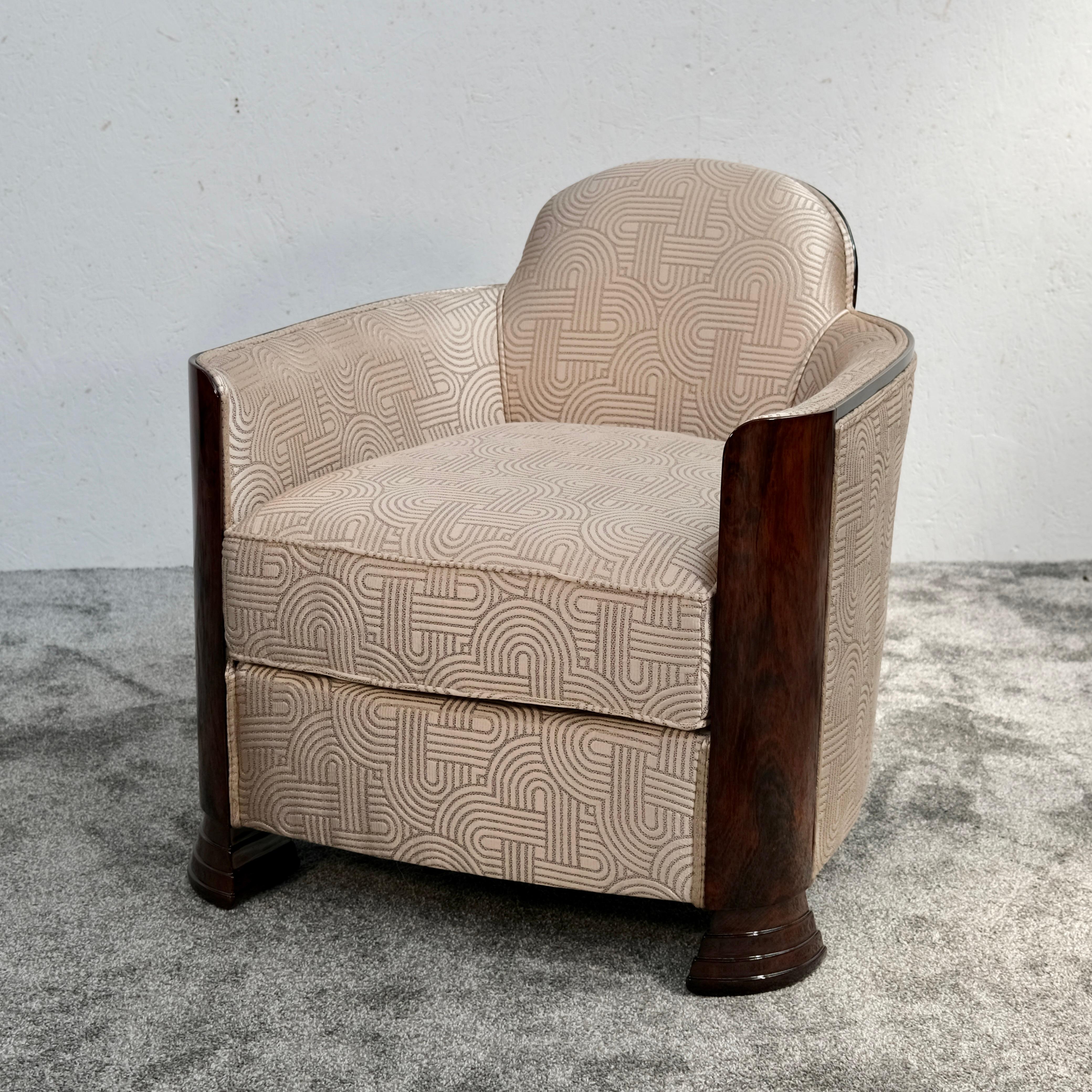 Una rara y llamativa pieza original de la época dorada del diseño Art Déco francés. Este sillón de los años 30 es un ejemplo perfecto de la elegancia atemporal del movimiento, que combina materiales ricos, forma escultural y comodidad