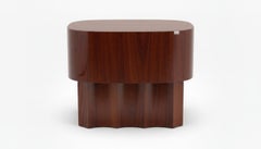 Hochglänzender Mahagoni-Couchtisch, skulpturales Design, Neu, 2025