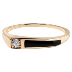 Bague à empiler en onyx noir de haute qualité avec diamants latéraux en or jaune 14 carats, par Kabana