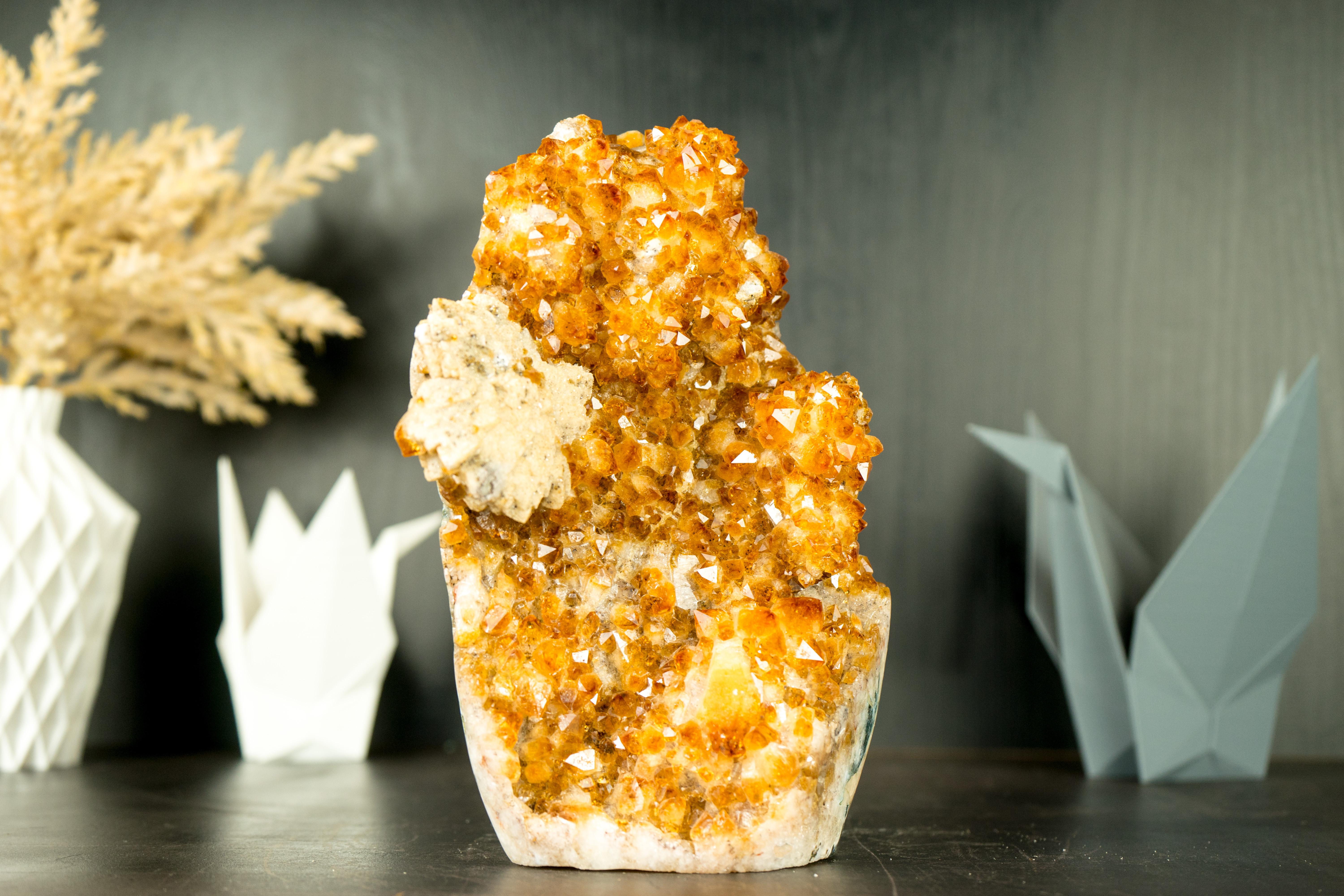 High-Grade Citrine Cluster with Rich Amber Citrine Color and Flower Calcite In New Condition For Sale In Ametista Do Sul, BR