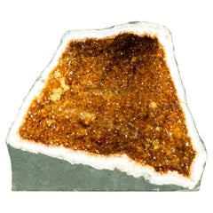 Hochgraue Citrin-Geode-Kave – Geometrische Höhle – gesättigte orangefarbene Druzy-Kristalle und Stalactites