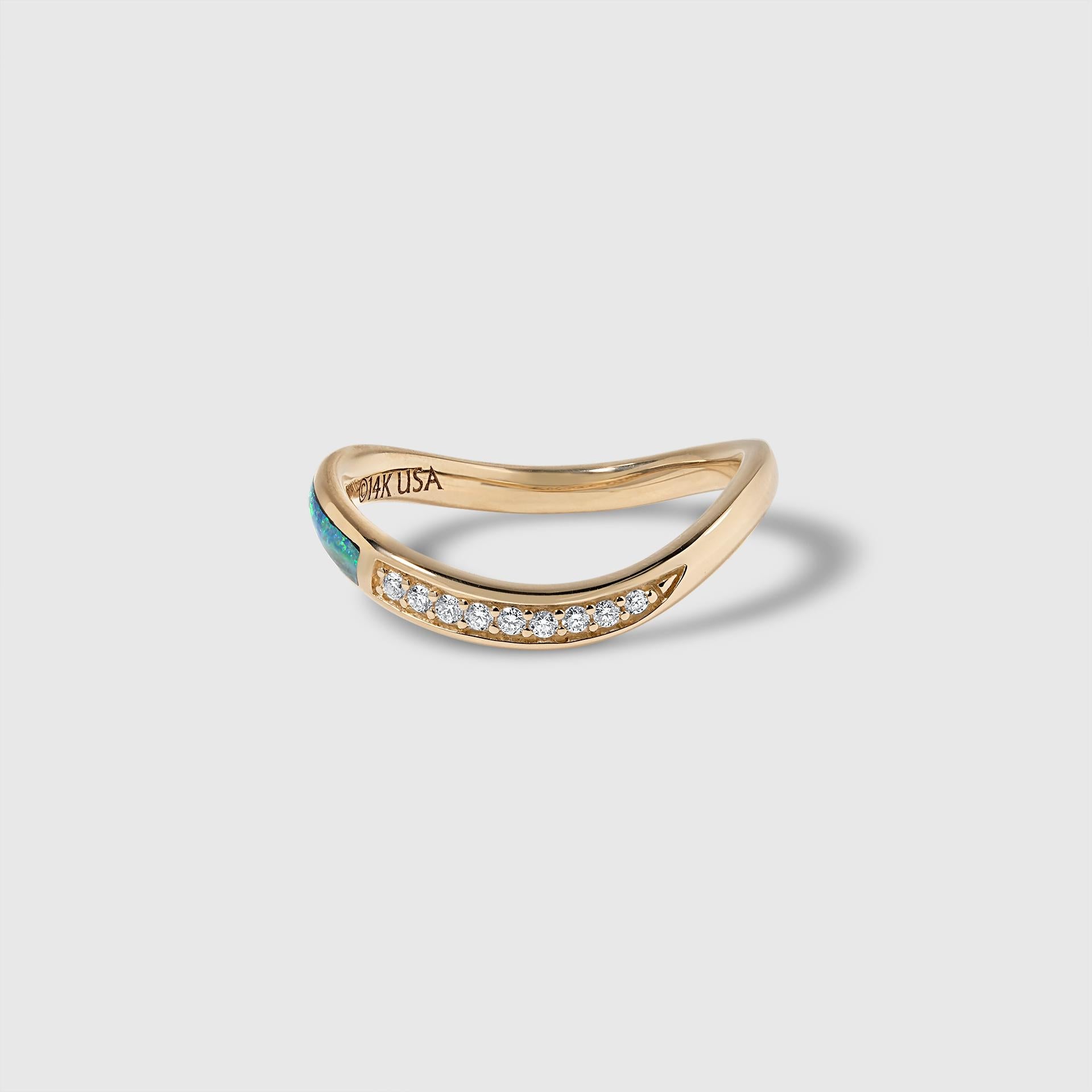 Anillo Apilador Ondulado de Diamantes de Ópalo Australiano de Cinco Estrellas de Oro Amarillo de 14kt. Talla 7.  Hay tamaños personalizados disponibles; ponte en contacto directamente con la galería para pedidos especiales.

Todos los diseños pueden