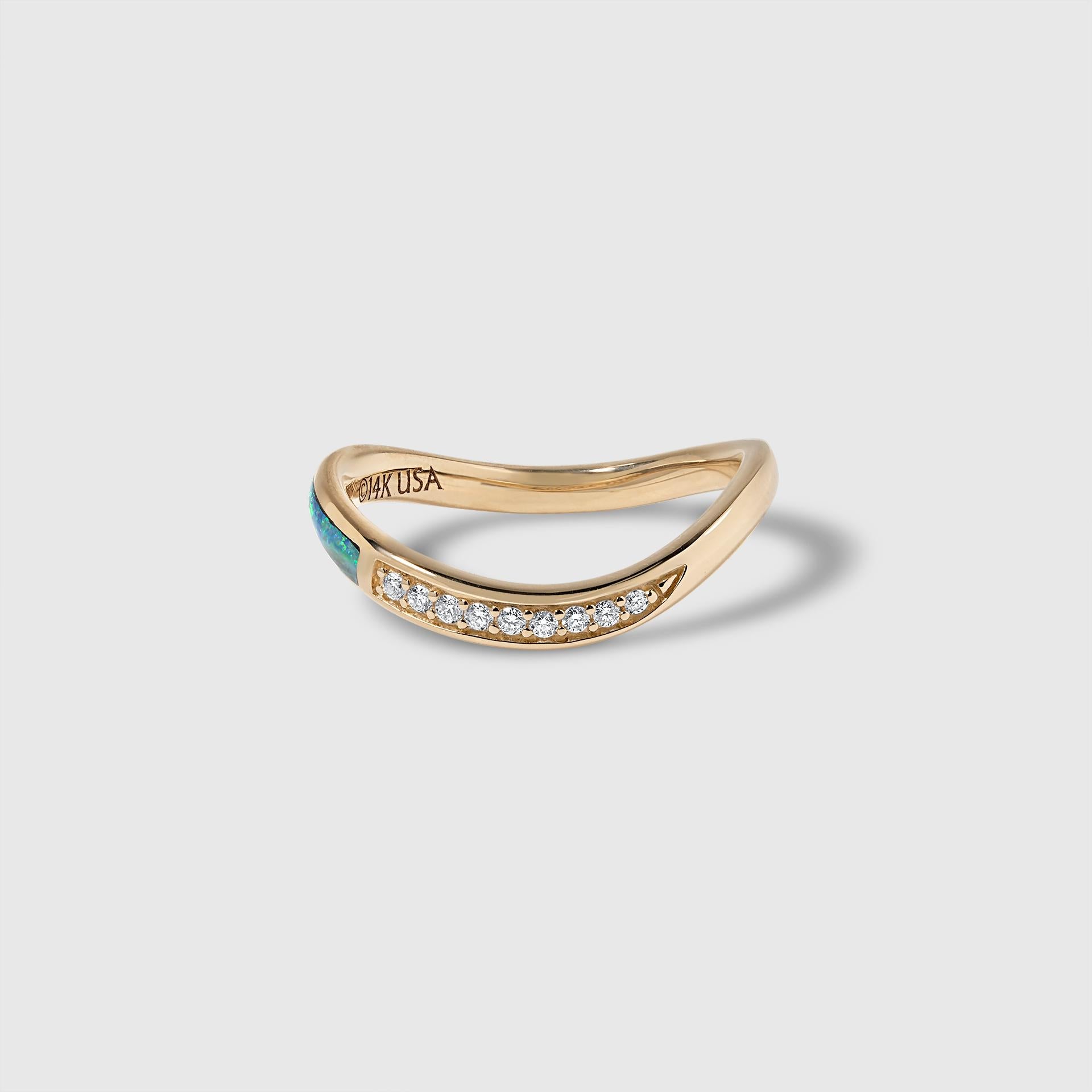 Bague de haute qualité (cinq étoiles) en or 14kt avec opale australienne et diamants, taille 7.  Des dimensions sur mesure sont disponibles.

Tous les designs peuvent être commandés sur mesure dans de nombreuses pierres de Kabana, notamment : la