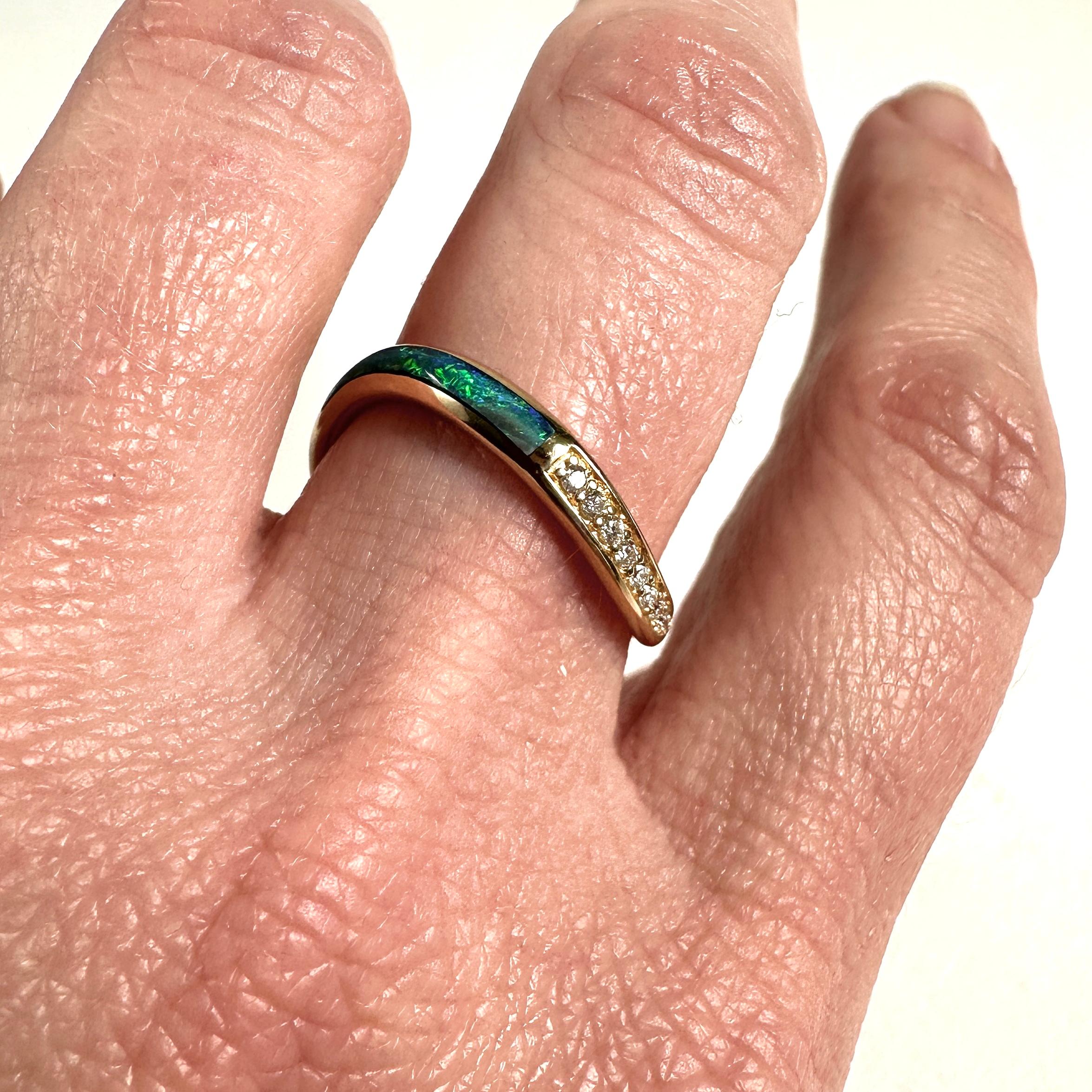 Anillo Apilador Ondulado de Diamantes de Ópalo Australiano de Cinco Estrellas de Oro Amarillo de 14kt Contemporáneo en venta