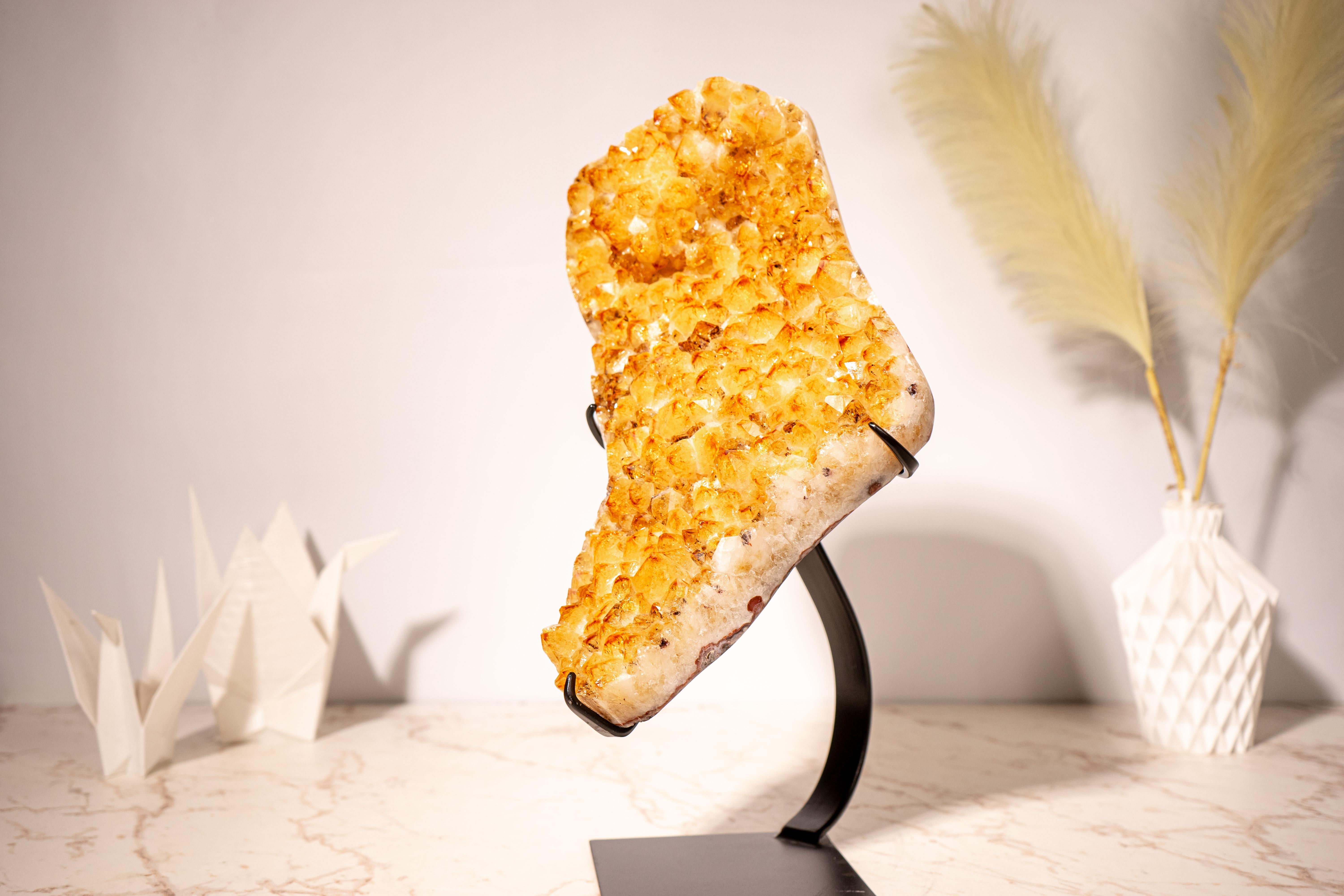 Cluster di Citrino Giallo Dorato con Druzy Citrino Scintillante di grado AAA 

▫️ Descrizione

Con le sue splendide formazioni, i colori vivaci e l'estetica accattivante, questo gruppo di citrini è l'aggiunta perfetta alla tua collezione di