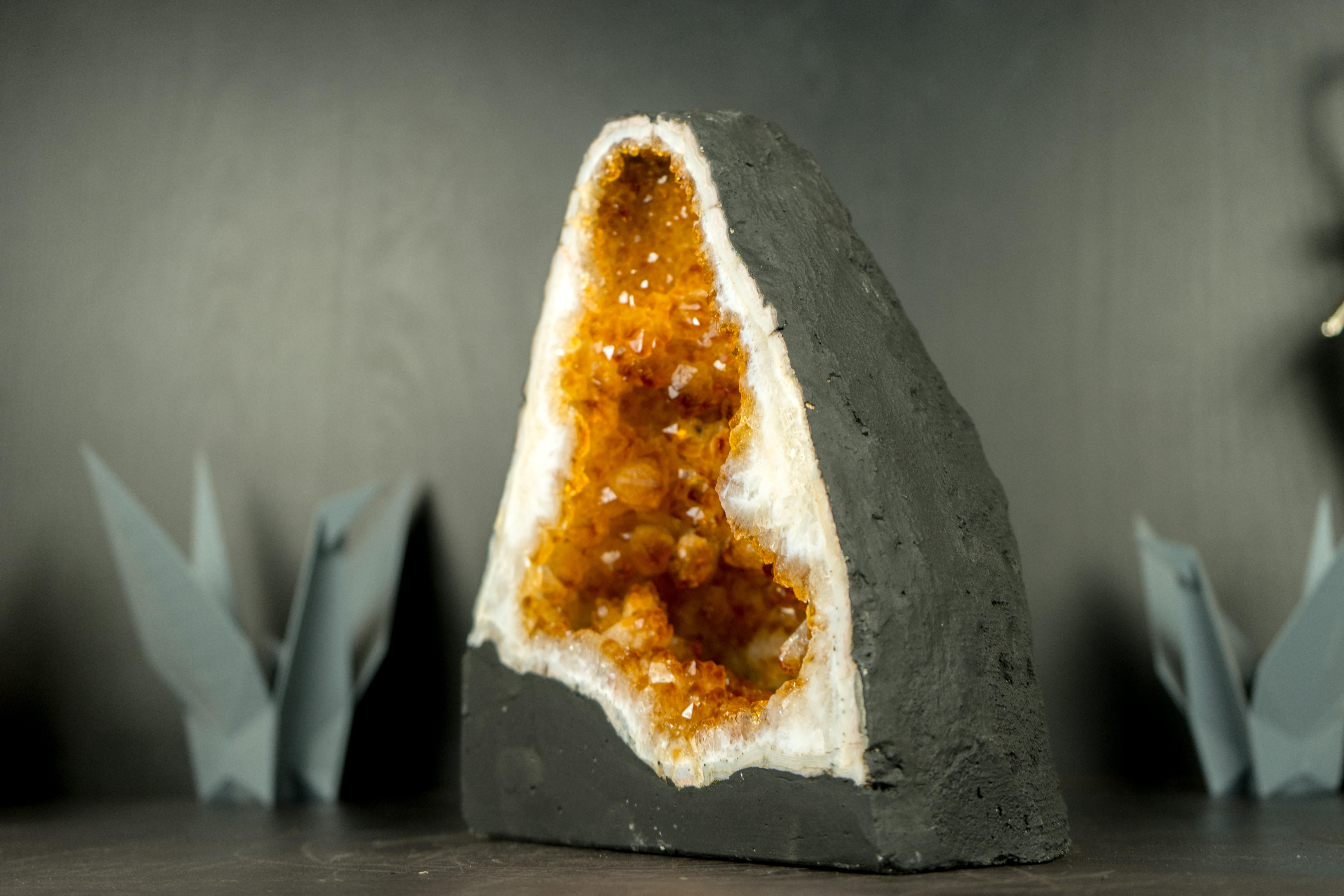 High-Grade Natural Citrine Geode Cave with Deep Orange Citrine Druzy In New Condition For Sale In Ametista Do Sul, BR
