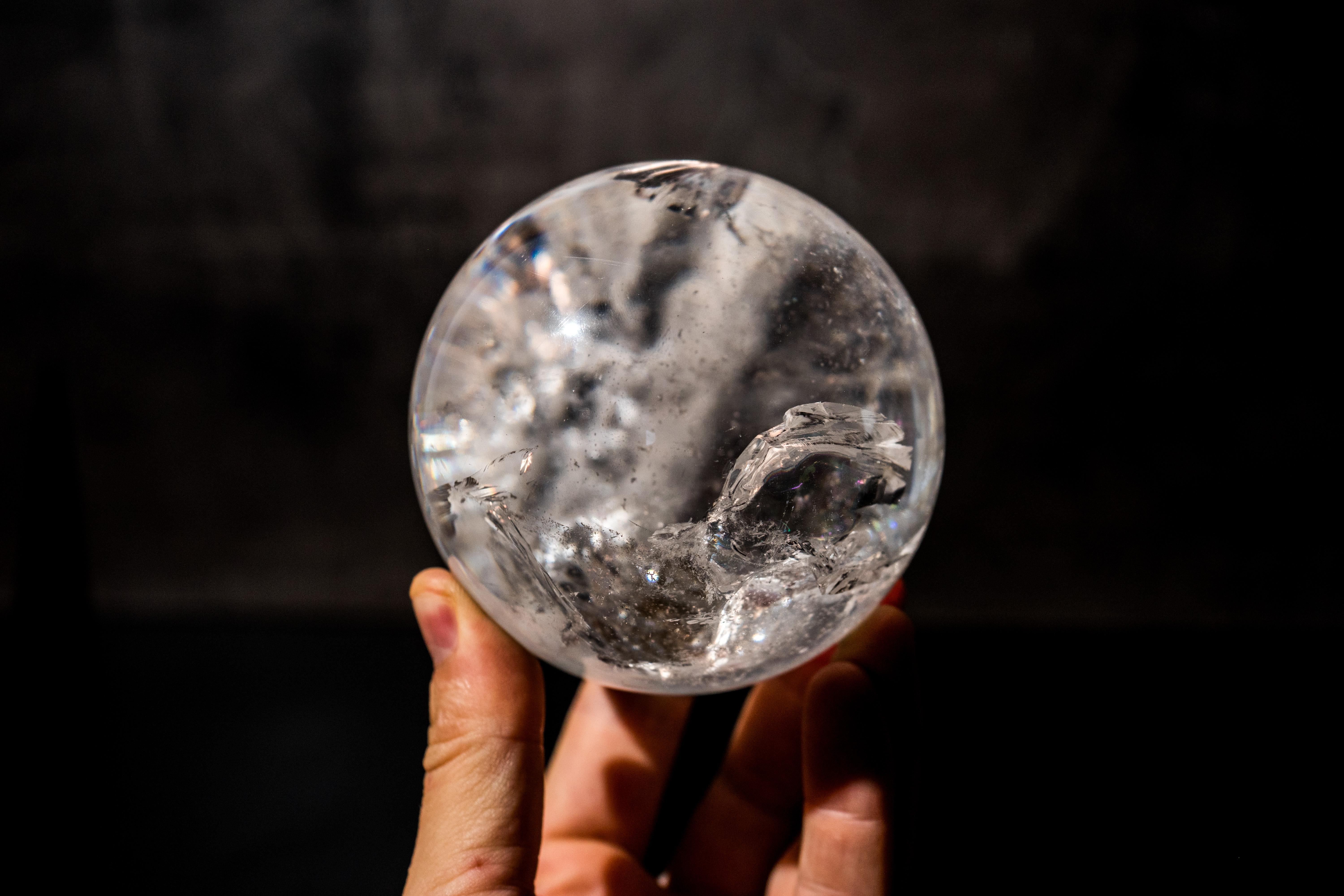 Esfera de cristal de cuarzo de alta calidad - Bola natural transparente de Diamantina, generadora de arco iris

▫️ Descripción

Se trata de una Esfera de Cuarzo Cristal muy especial con arco iris interno. El cristal en bruto de esta esfera procede