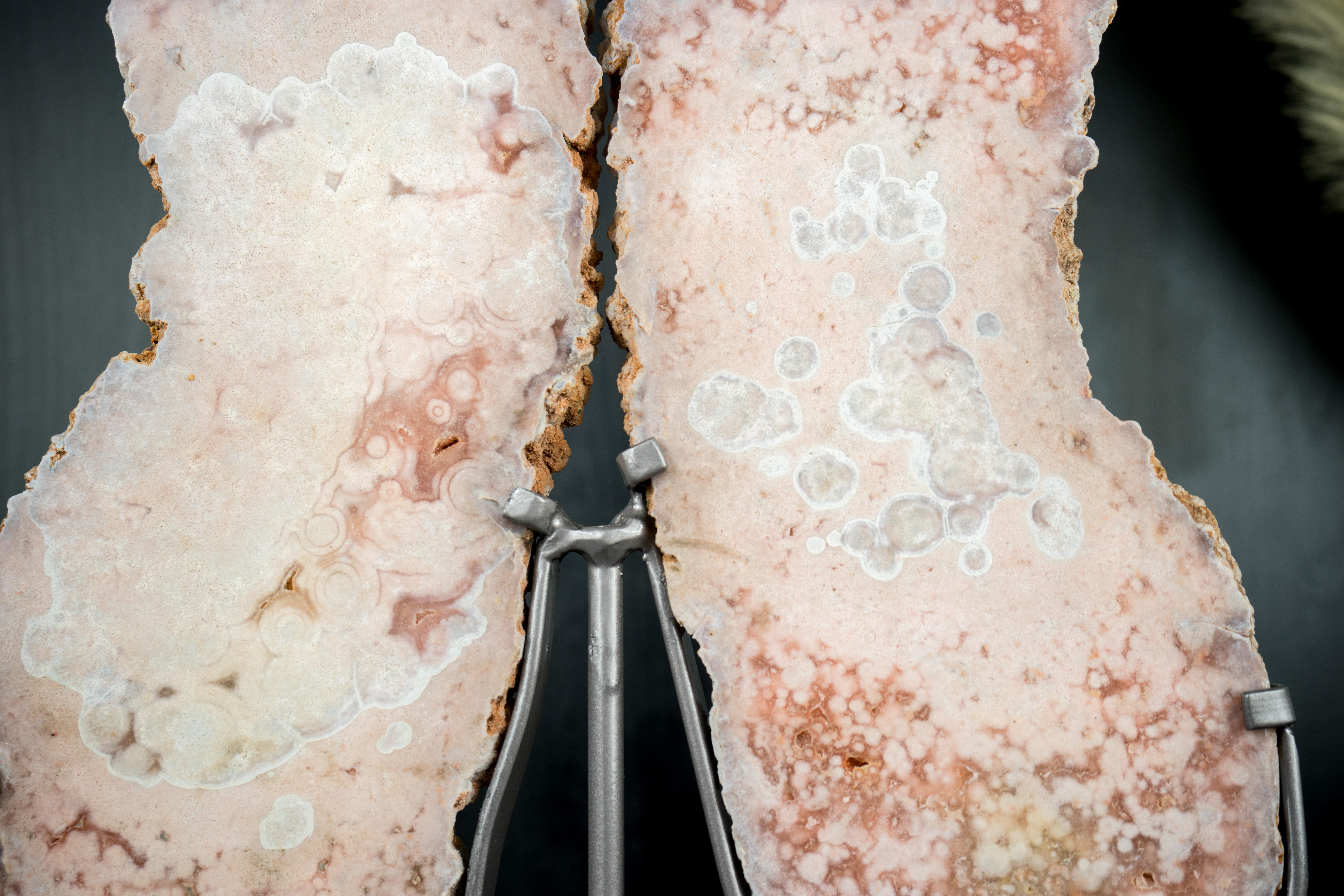 High-Grade Pink Amethyst Geode Slab set as Butterfly Wings, Red And Rose Quartz In New Condition For Sale In Ametista Do Sul, BR
