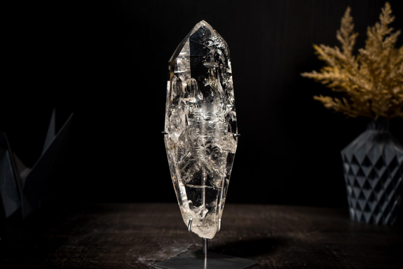 Se trata de una punta muy especial de auténtico cuarzo lemuriano procedente de Diamantina (Brasil), una zona que fue famosa por la extracción de diamantes en los siglos XVIII y XIX, y que ahora es conocida por producir el cuarzo de alta energía más