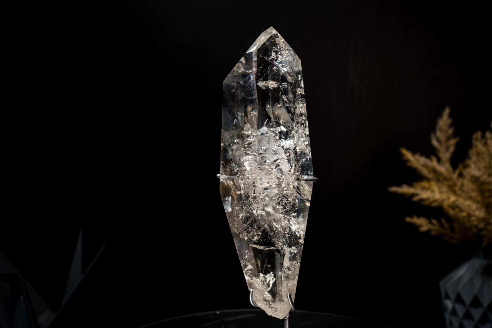 Verdadera Punta de Cuarzo Lemuriano de Diamantina con Claridad Óptica, Obelisco de Cristal Siglo XXI y contemporáneo en venta