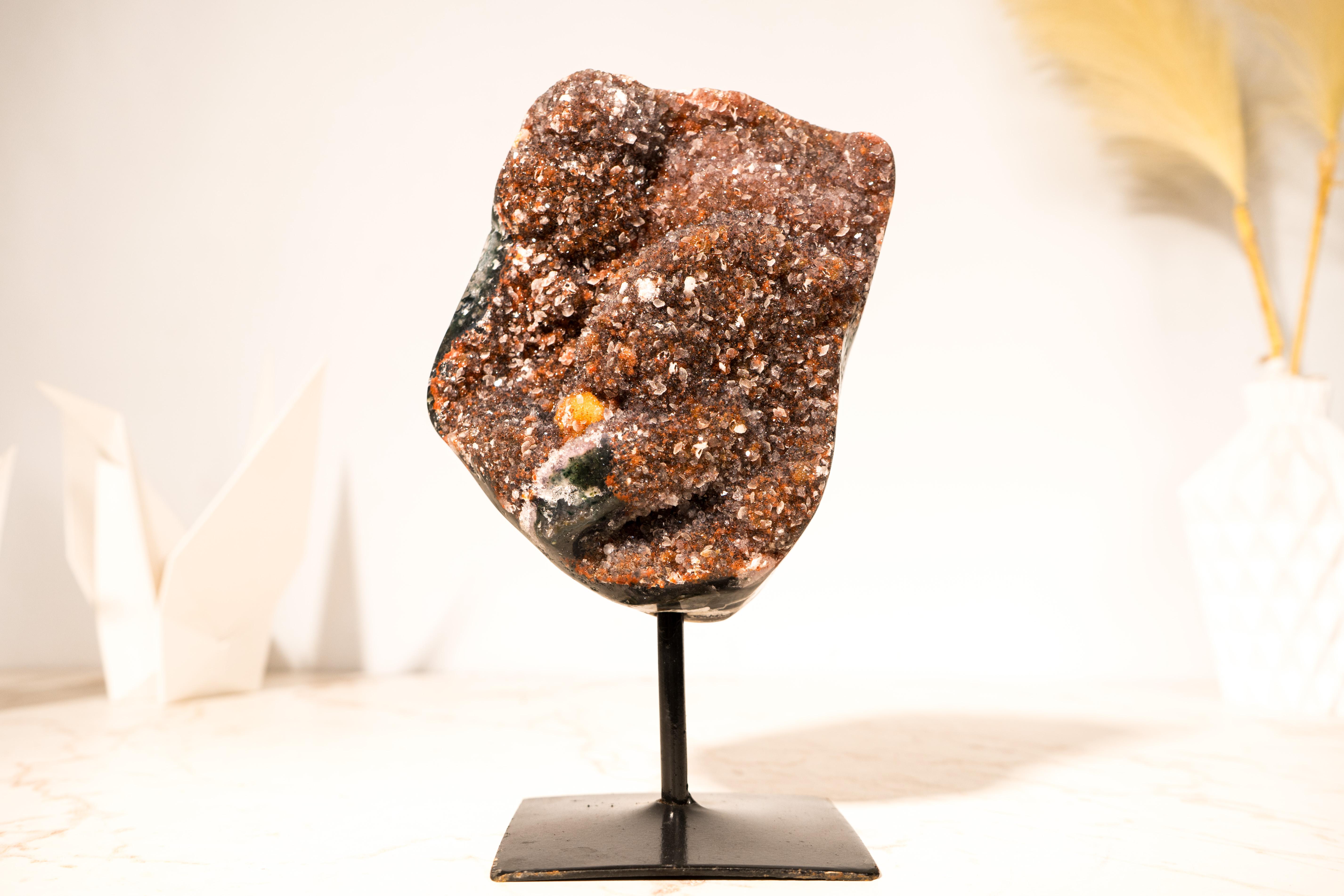 Raro y brillante racimo de amatista roja con drusa galaxia roja intensa, alias amatista fantasma sobre cuarzo
 
▫️ Descripción

Este Racimo de Geoda de Amatista Roja natural es una verdadera obra maestra de la naturaleza, que presenta la variación