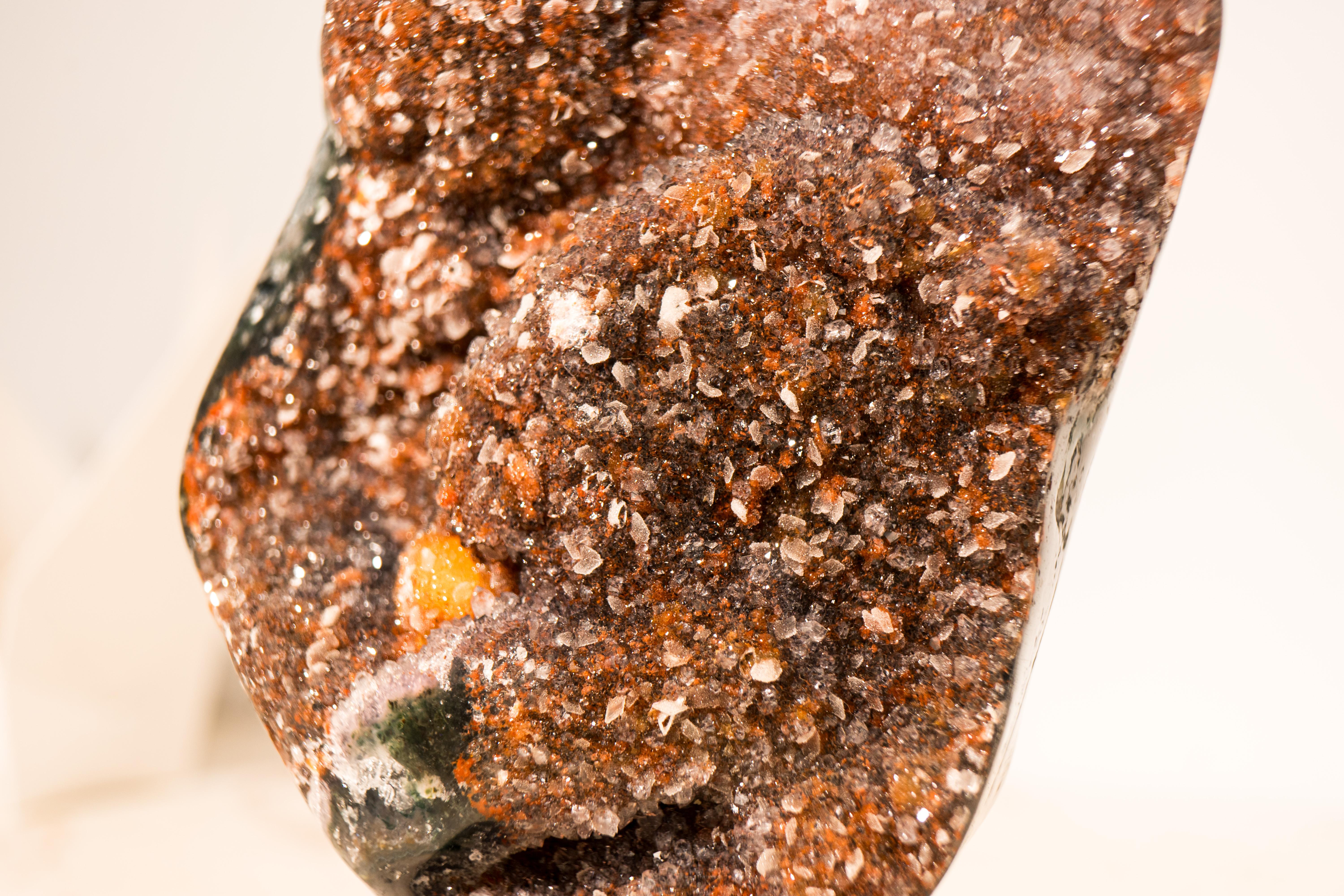 Racimo de Amatista Roja de Alto Grado sobre una Estalactita Floral Cristal en venta