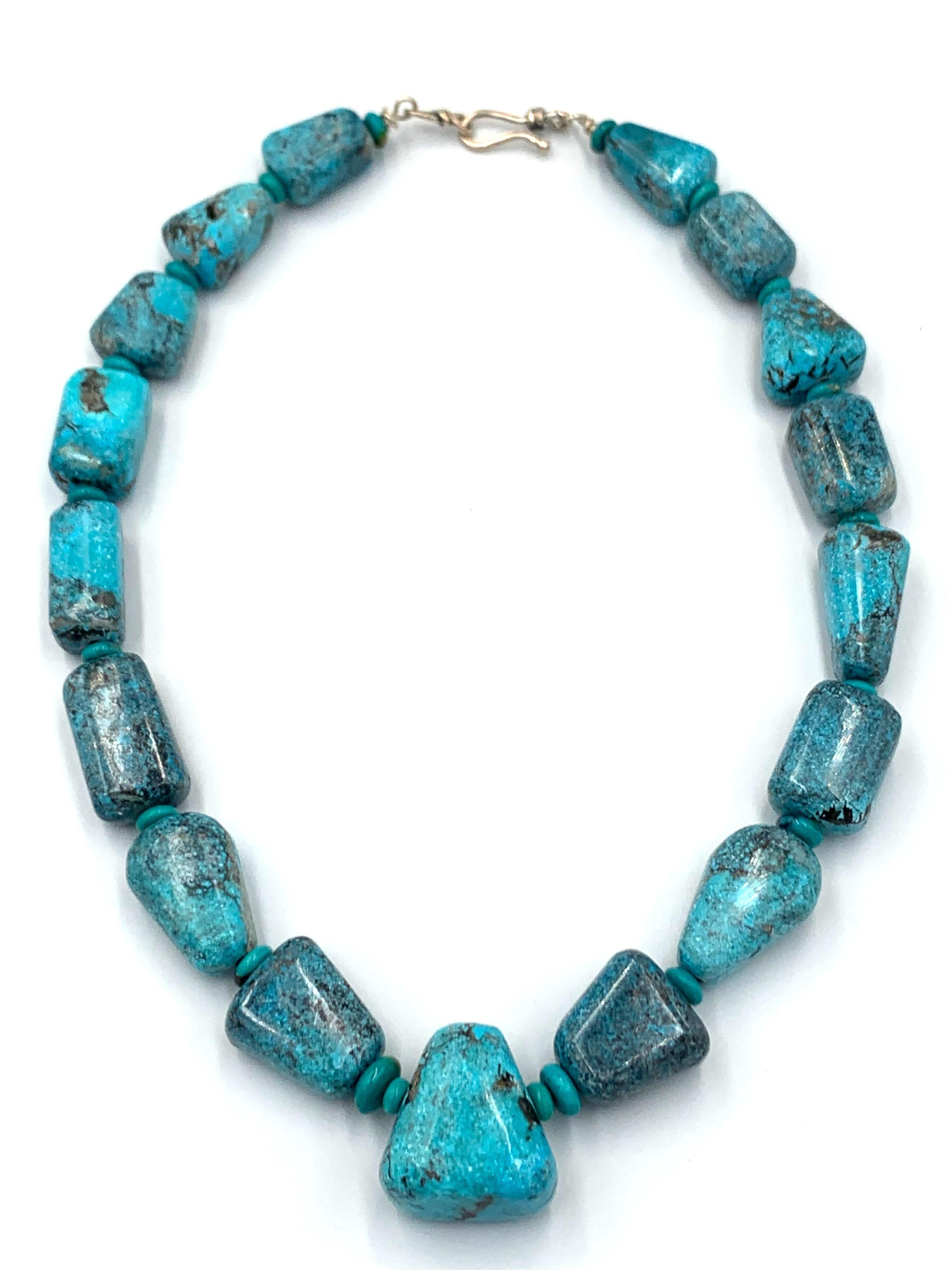 Bruce Eckhardt große handgeschliffene und polierte High-Grade Red Mountain Turquoise Perlen. Jeder große Türkis ist mit kleineren türkisfarbenen Perlen durchsetzt. Die Halskette ist 20,5