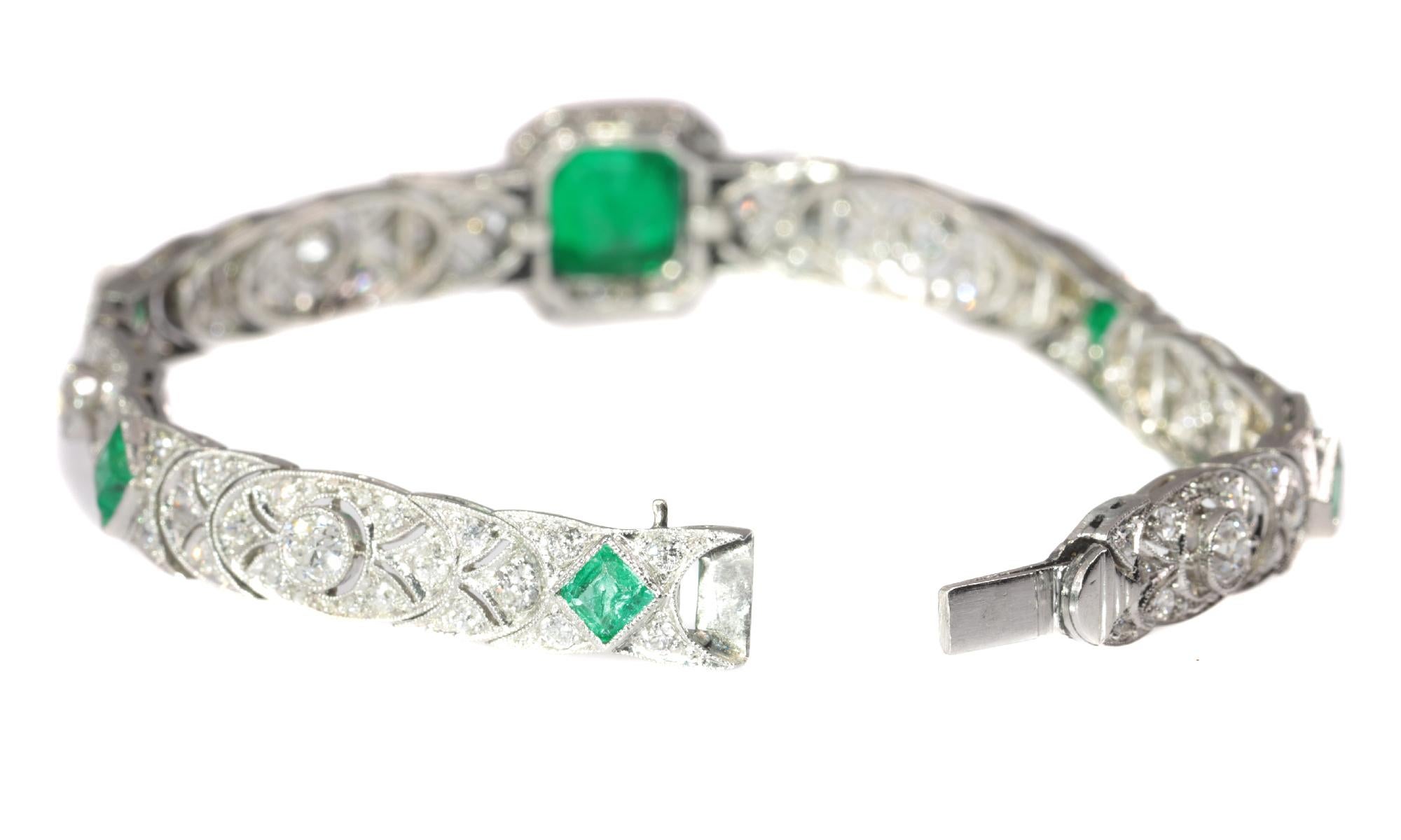 High Quality Platinum Art Deco Bracelet with 140 Diamonds and Natural Emeralds For Sale 5