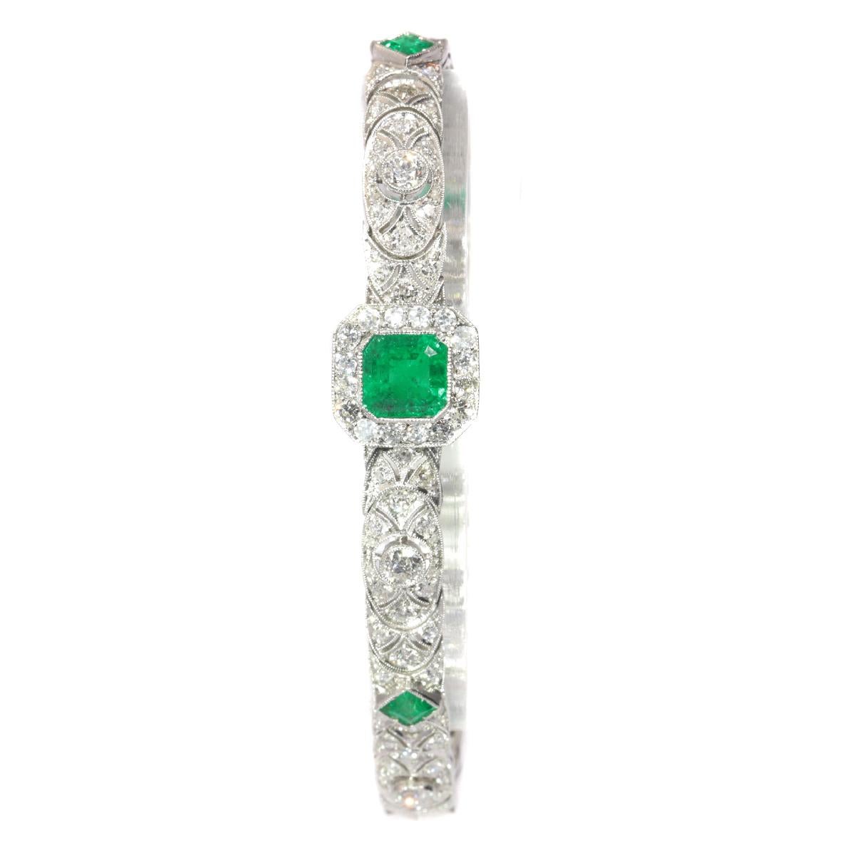High Quality Platinum Art Deco Bracelet with 140 Diamonds and Natural Emeralds In Excellent Condition For Sale In Antwerp, BE