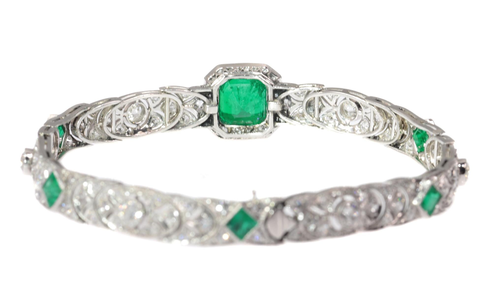 High Quality Platinum Art Deco Bracelet with 140 Diamonds and Natural Emeralds For Sale 3