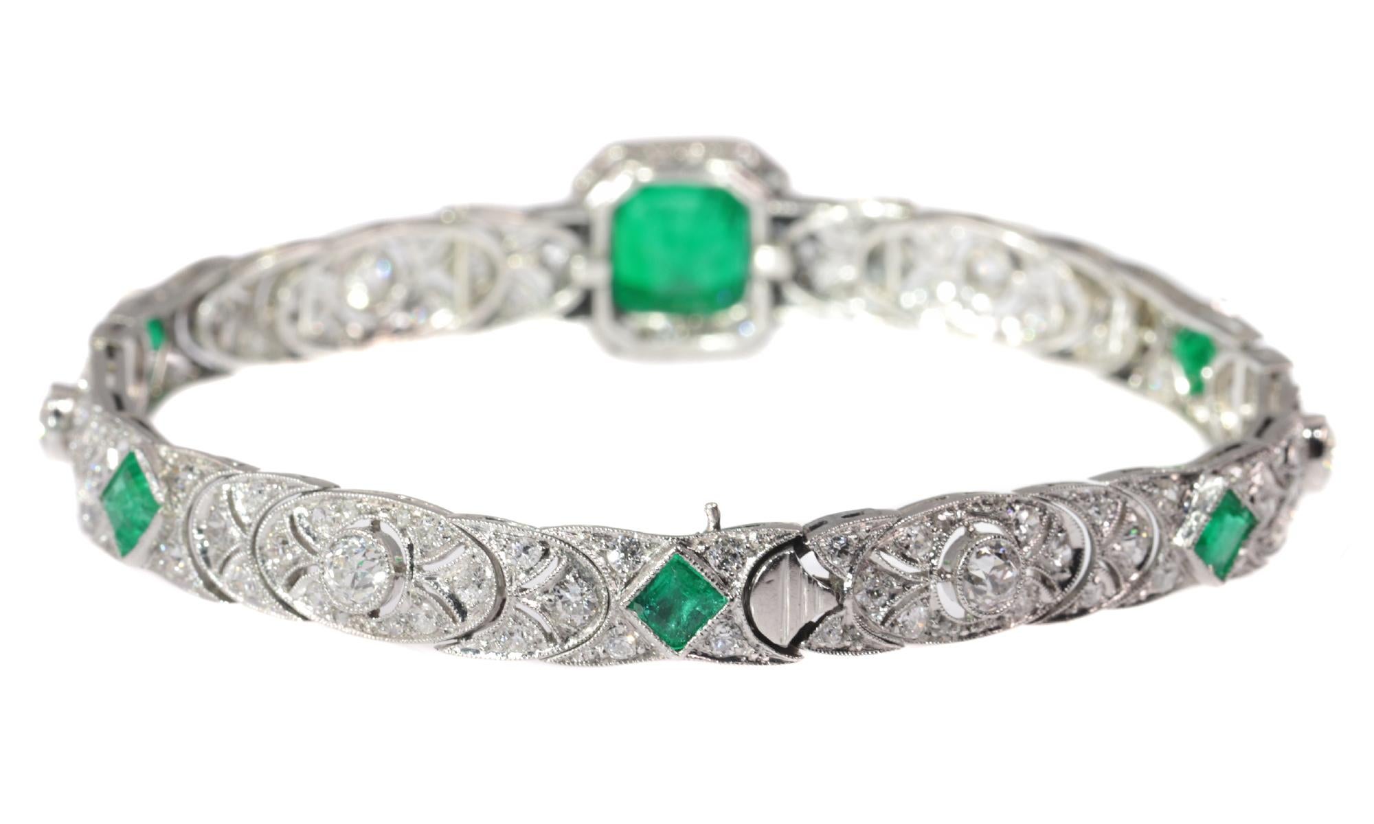 High Quality Platinum Art Deco Bracelet with 140 Diamonds and Natural Emeralds For Sale 4