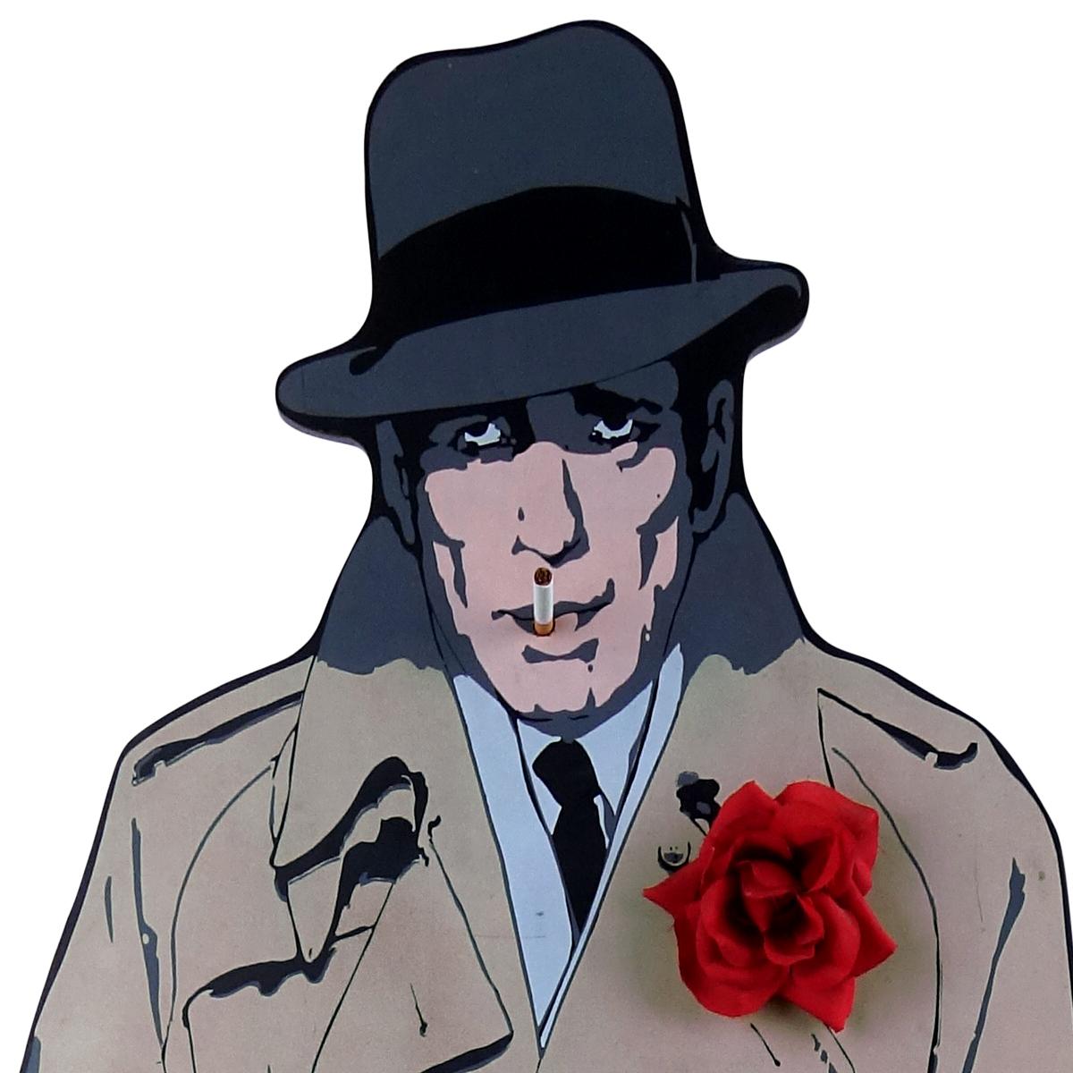 Very decorative object made of painted wood depicting Humphrey Bogart in the great movie Classic casablanca. It could serve as a hall stand or in a dressing room, but would equally look good in a living room.
Humphrey is weraing a flower in his