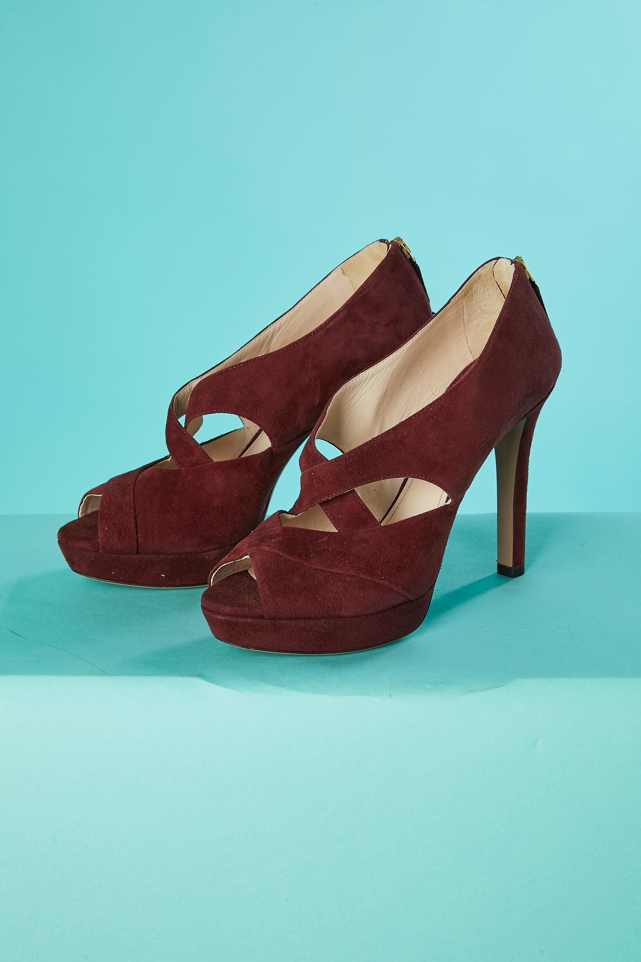 High heels sandals in burgundy suede with cut-work . Zip on the top middle back.
Heel height : 11,5 cm
plateform : 2,5 cm 
SHOE SIZE : 39 
