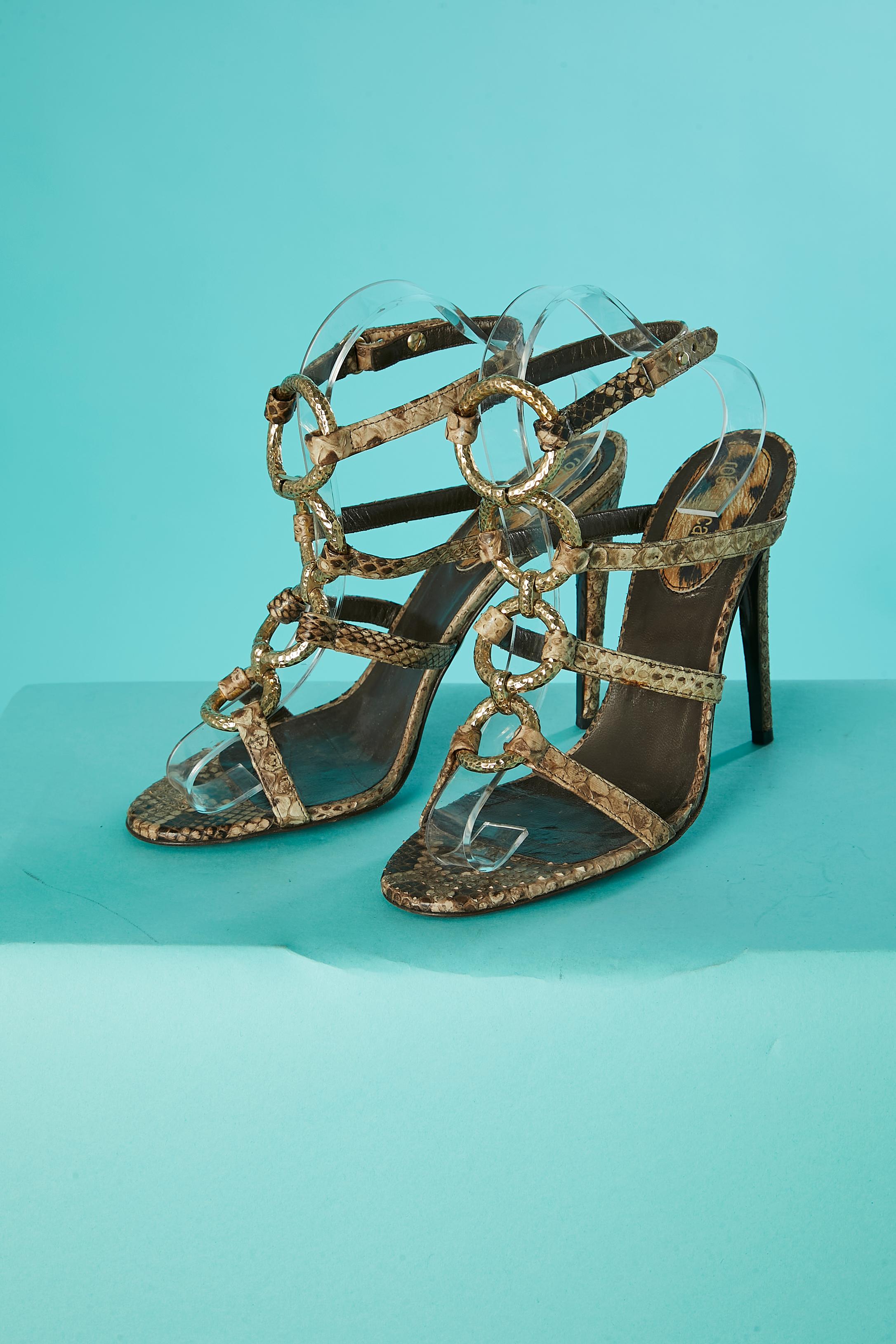 High heels sandals in leather and gold metallic rings .
Heel's height : 12 cm
Plateform : 0,5 cm 
SHOE SIZE : 40 ( Eu) 8 (Us) 
