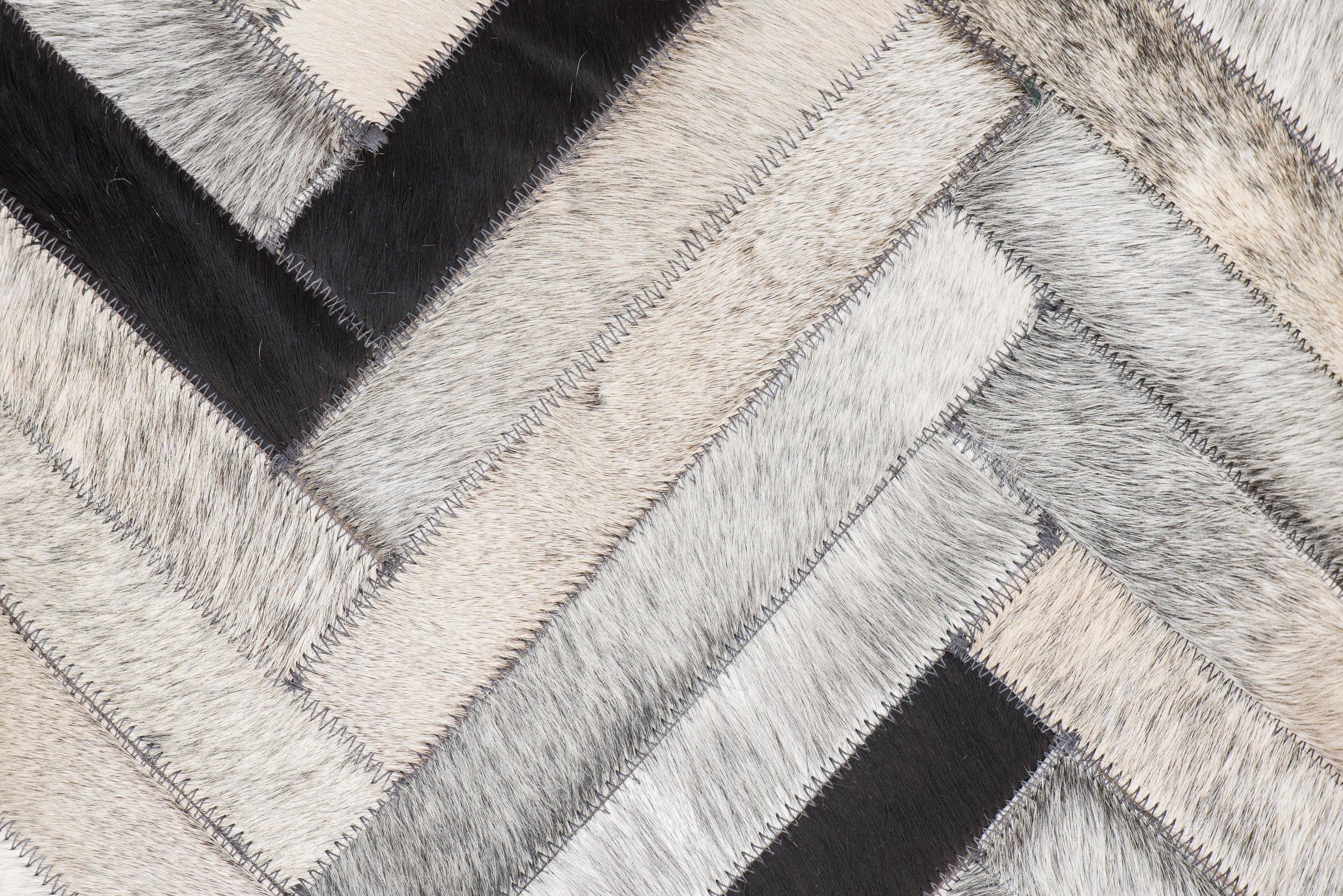 Herringbone gray, white & black Luxurious El Cielo Cowhide Area Floor Rug Small For Sale 2