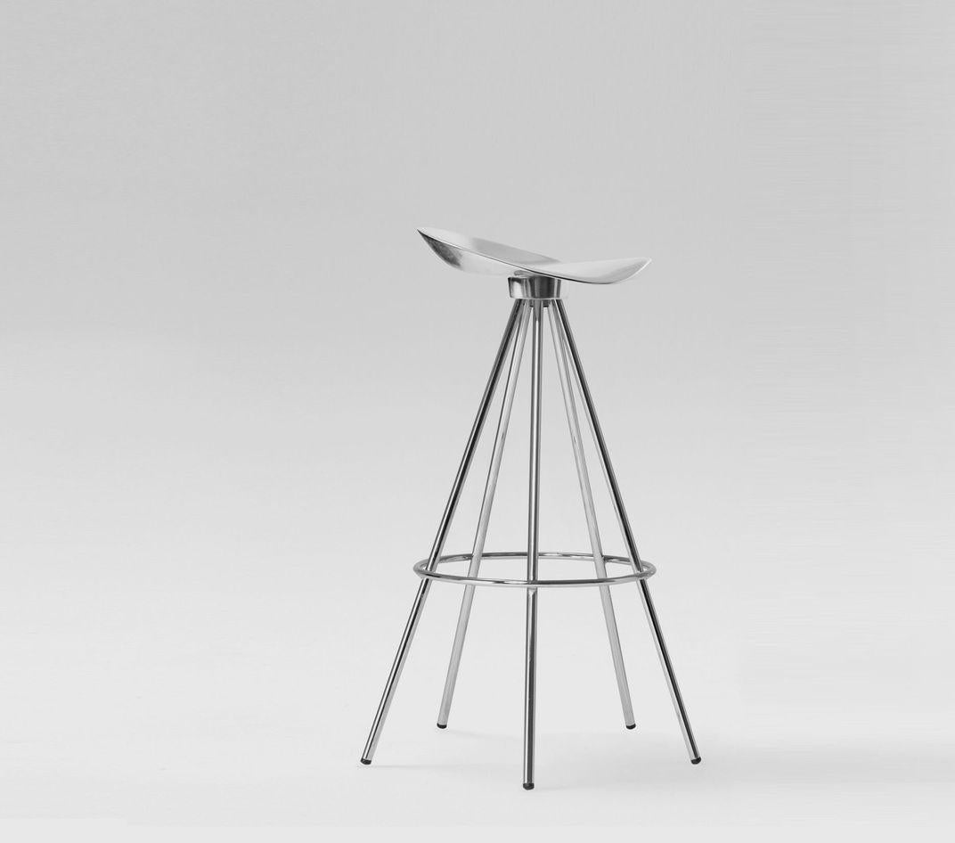 High Jamaica stool by Pepe Cortes
Dimensions: Diameter 51 x Height 78 cm 
Materials: A steel chromed five-legged stool. Swivel seat in a bright polished cast aluminum AG3 and anodized silver, or integrated with a solid varnished beech wooden seat.
