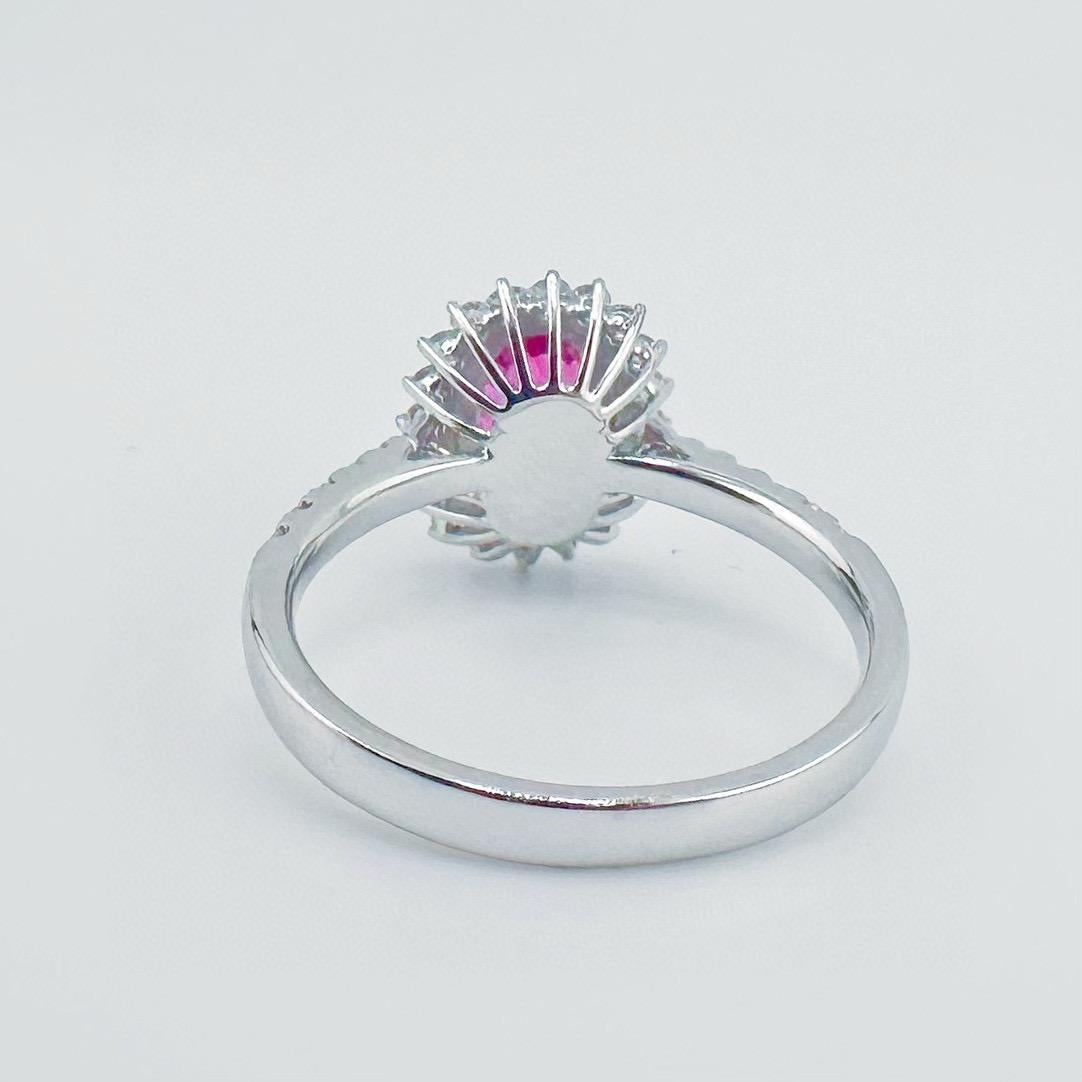 Anello con diamanti in oro 18 carati con certificato AIGS da 1 centesimo di rubino non riscaldato

Rubino non riscaldato: 1,00ct
Diamanti: 0,406ct
Peso totale: 3,05 grammi

Questo anello in oro 18 carati è incentrato sulla 