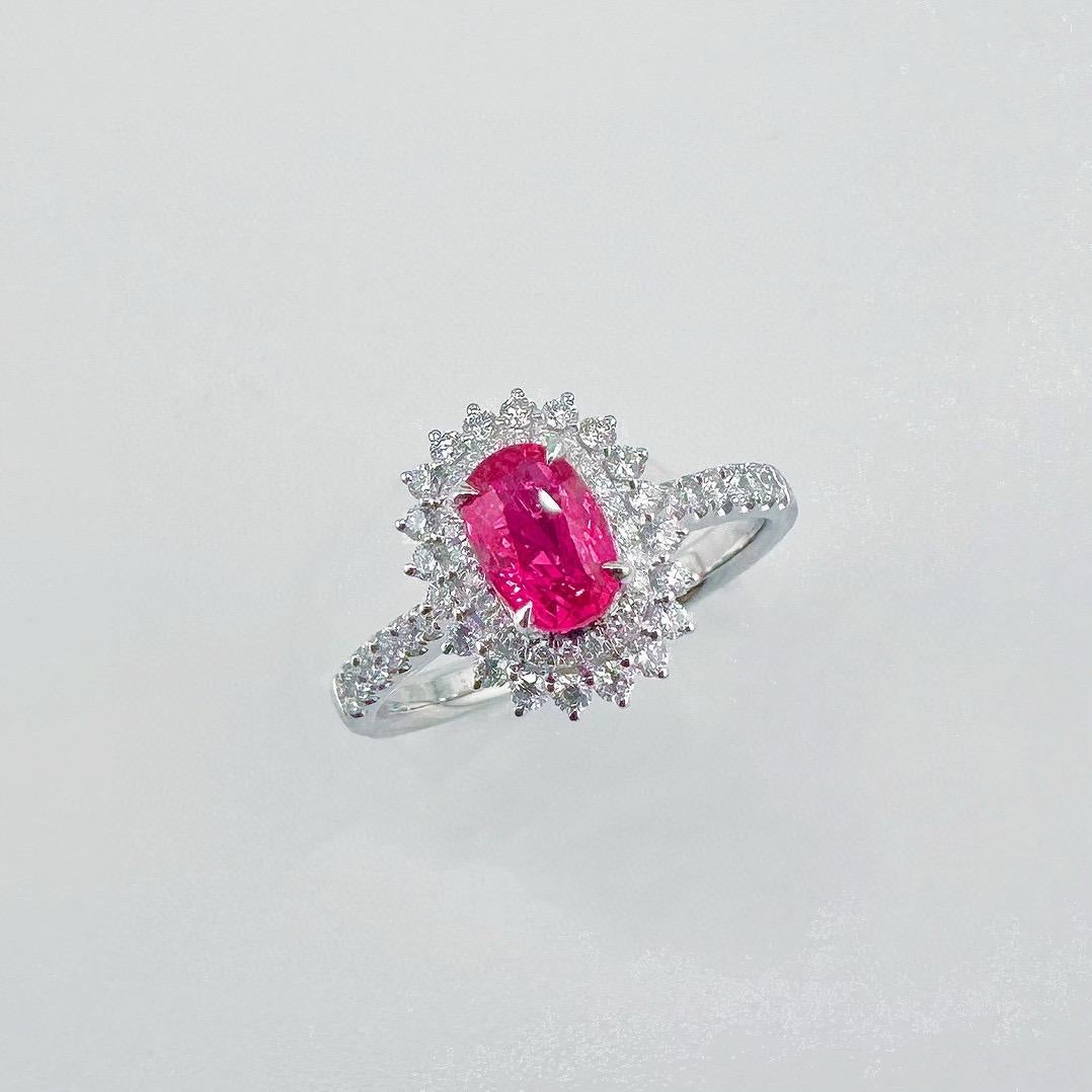 Moderno Anello con diamanti in oro 18 carati con certificato AIGS da 1 centesimo di rubino non riscaldato in vendita