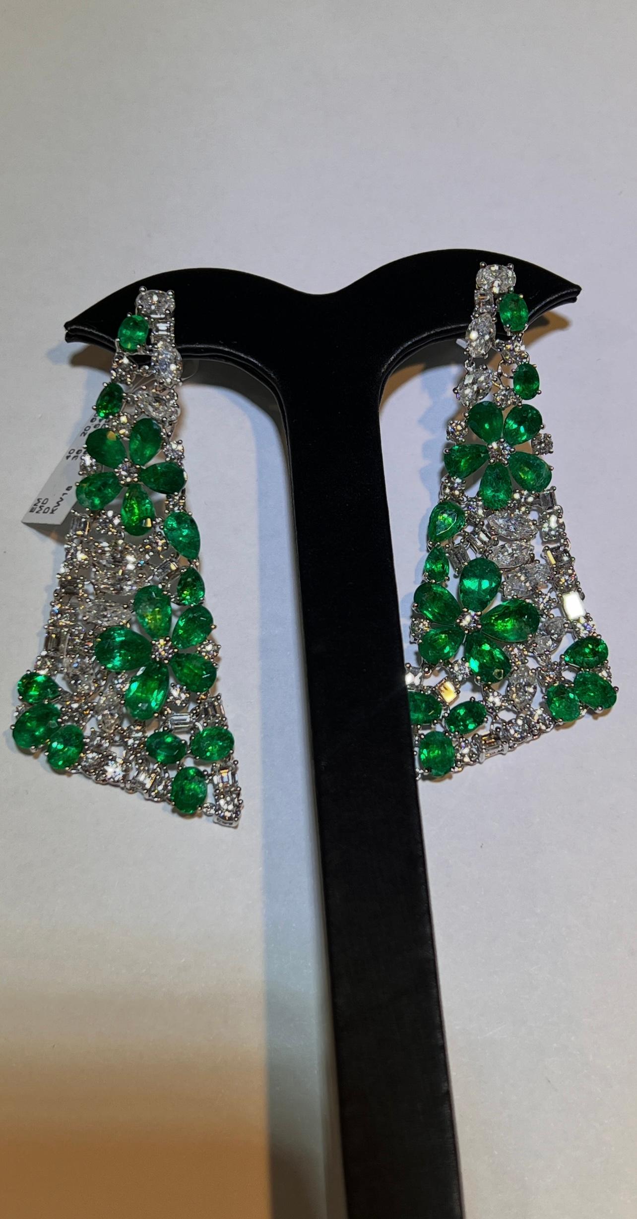 Taille poire Haute Joaillerie Emeraude de Colombie et Diamant Boucle d'Oreille Chandelier 18K 33ct en vente
