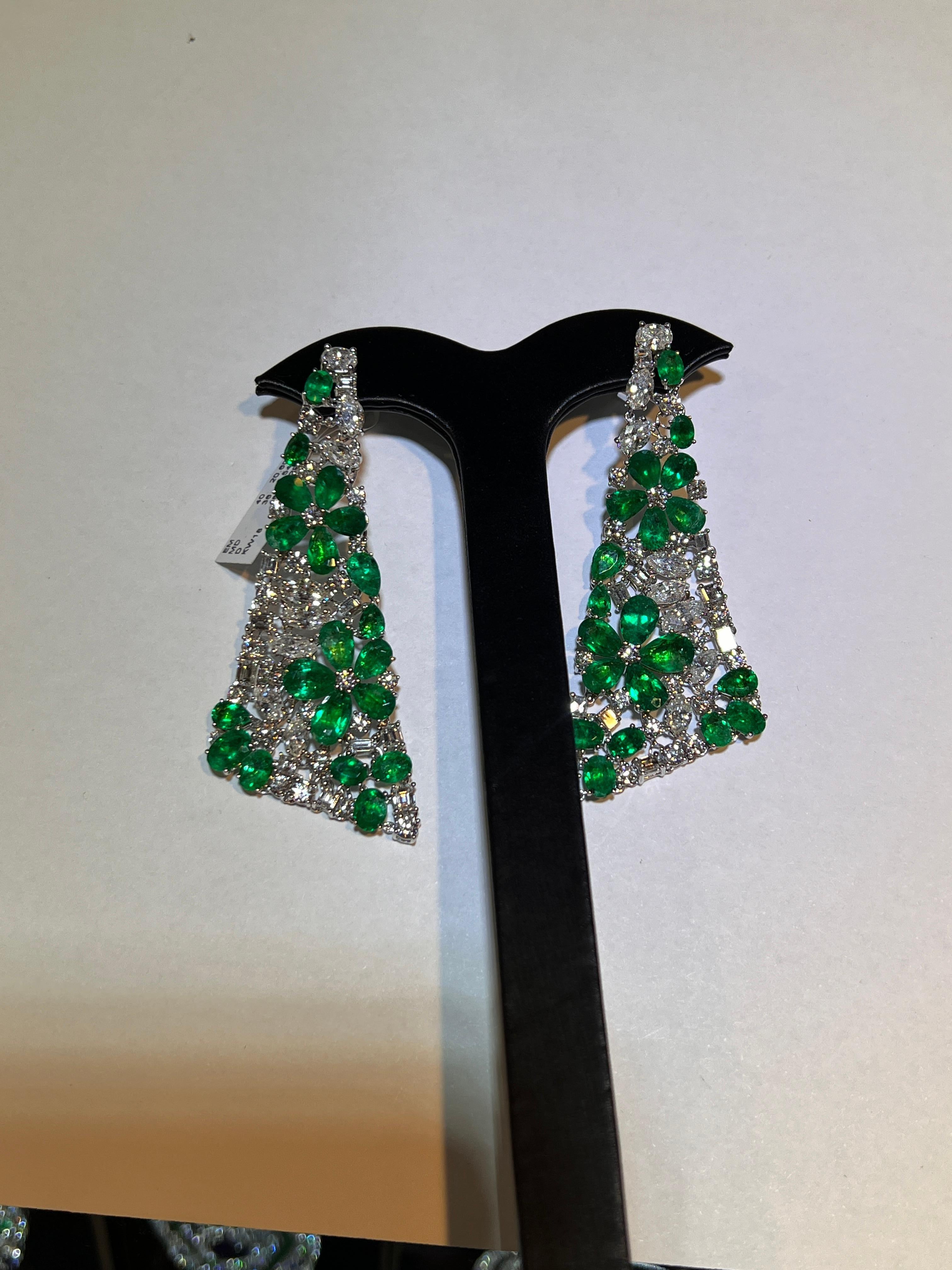 Haute Joaillerie Emeraude de Colombie et Diamant Boucle d'Oreille Chandelier 18K 33ct Neuf - En vente à Great Neck, NY