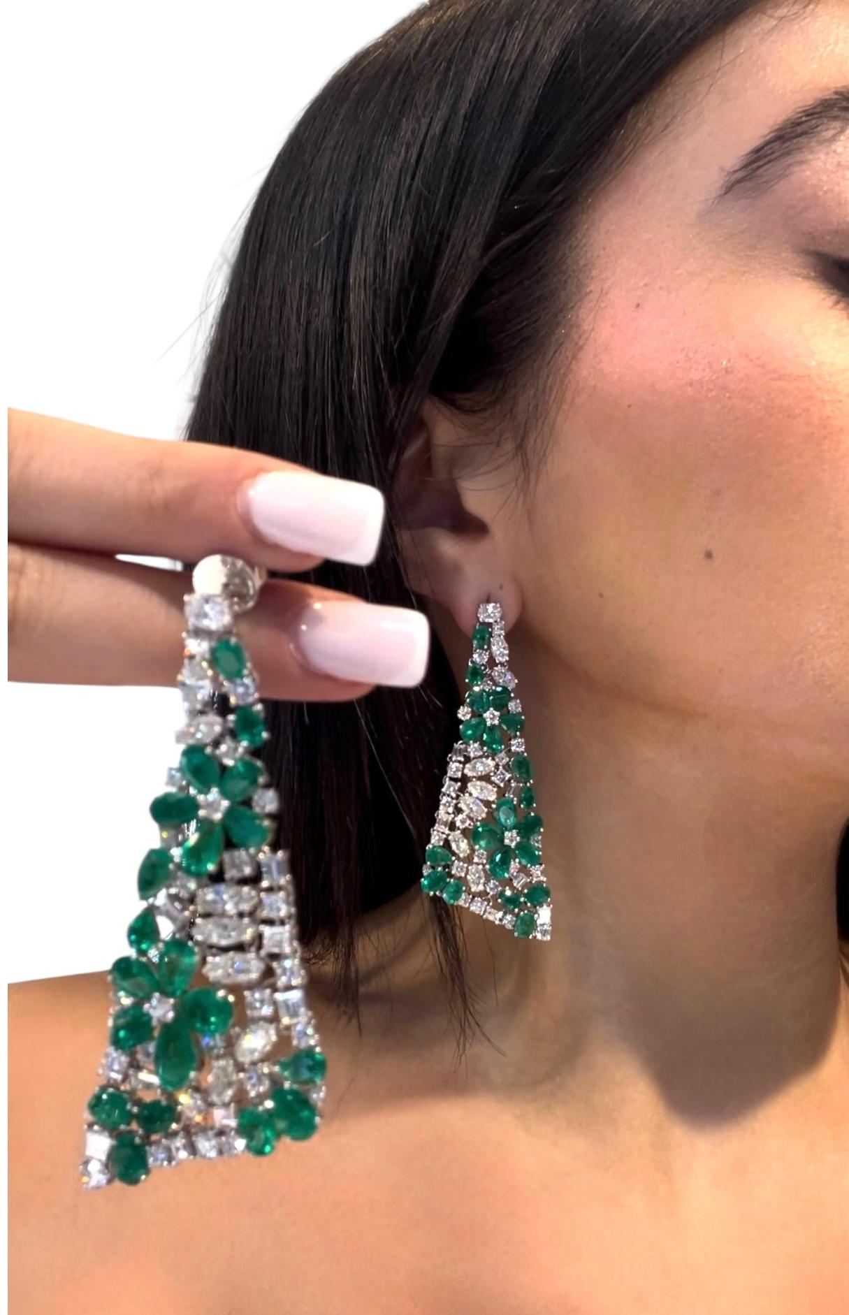 Boucles d'oreilles de haute joaillerie en or blanc 18 carats avec émeraude de Colombie et diamant

Nouveau avec étiquettes Estimation du prix de vente 272 000
Summum de l'élégance et de la rareté, ces boucles d'oreilles chandelier en émeraude de