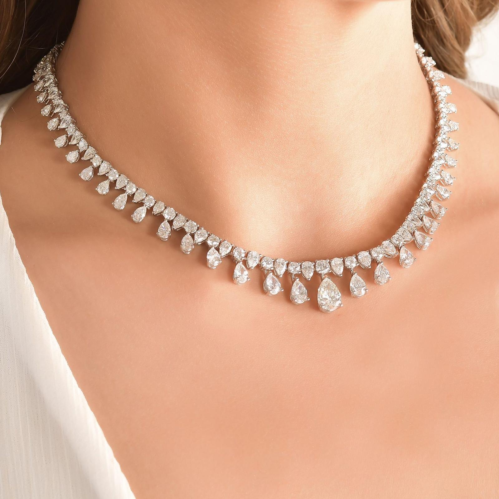 Schlichte Eleganz und strahlende Anmut: Dieses diamantene Collier für die Ewigkeit ist ein zeitloses Schmuckstück und ein perfektes Geschenk. 
Die birnenförmigen Diamanten im Brillantschliff sind perfekt aufeinander abgestimmt und von Hand in
