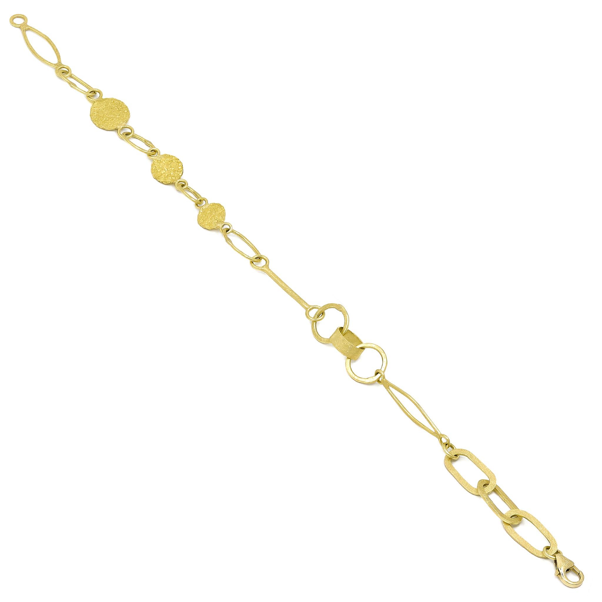 Le bracelet en chaîne Mix 'n Mingle, fabriqué à la main par le bijoutier Petra Class, présente un assortiment spectaculaire de maillons en or jaune 18k et en or jaune 22k, signature de l'artiste, disposés de manière complexe et reliés entre eux pour
