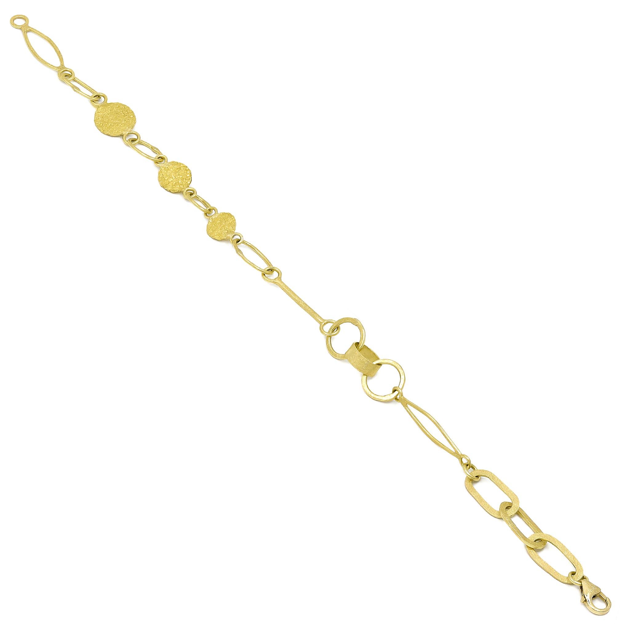 Bracciale a catena Mix 'n Mingle realizzato a mano dalla creatrice di gioielli Petra Class con uno spettacolare assortimento di maglie in oro giallo 18k e oro giallo 22k, disposte in modo intricato e collegate tra loro per ottimizzare l'uso