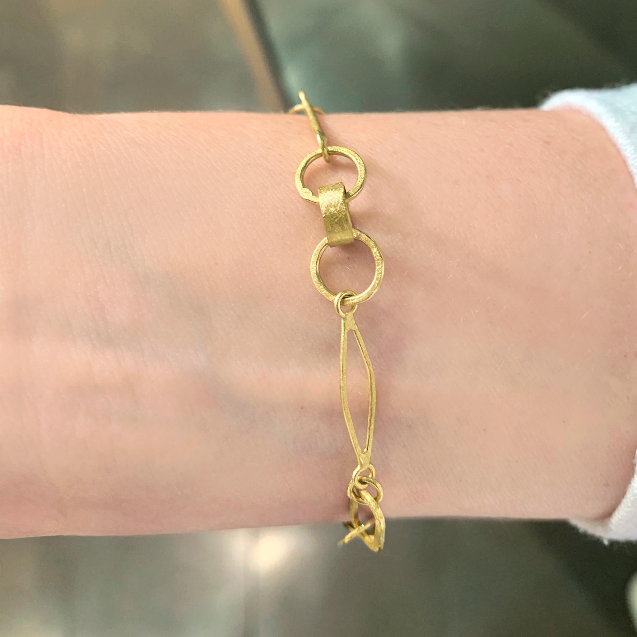 Contemporaneo Bracciale con elementi a catena mista d'oro a elevata caratura, Petra Class 2022 in vendita