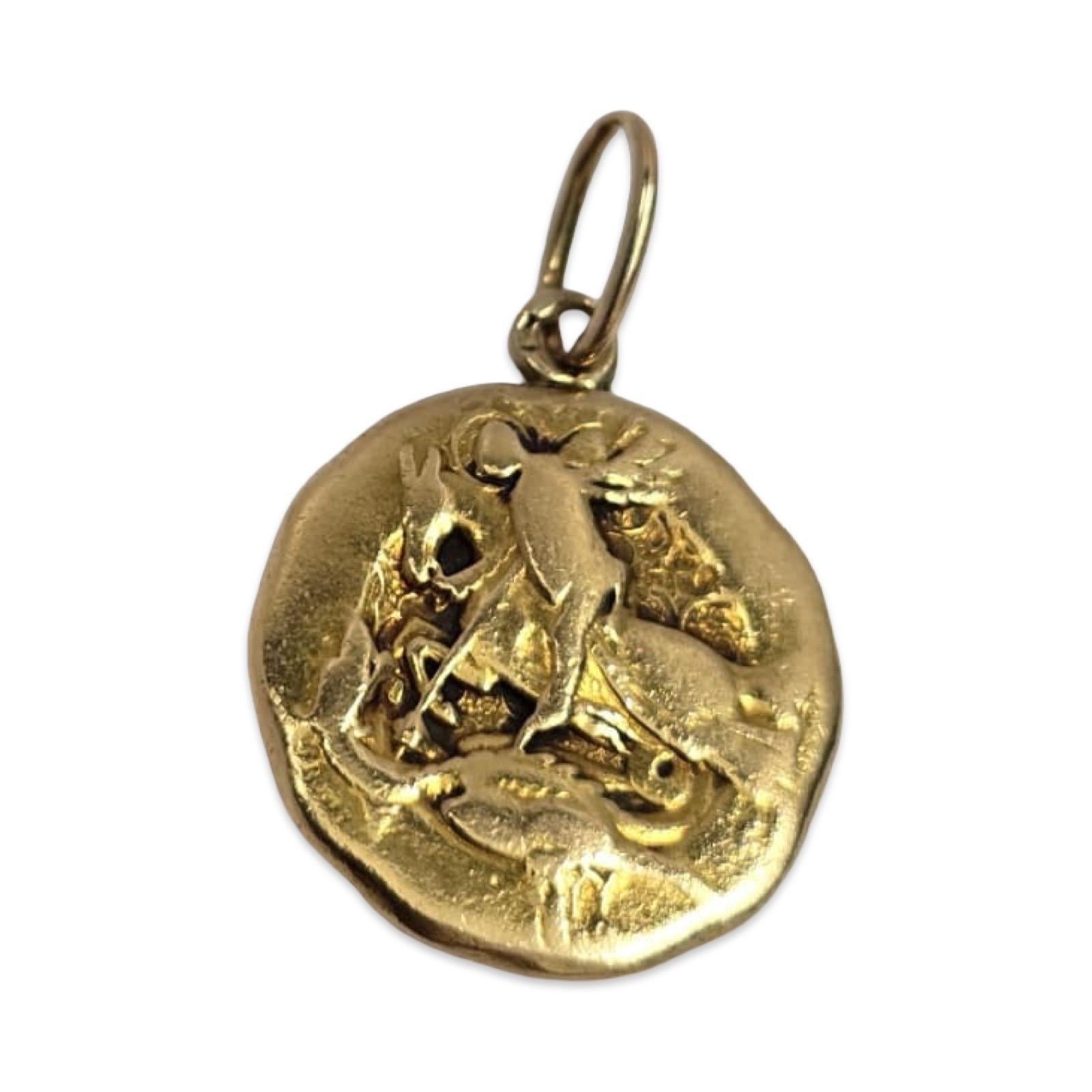 Ciondolo a medaglione mitologico in oro ad alta caratura - Design scultoreo su due lati In condizioni ottime in vendita a Miami, FL